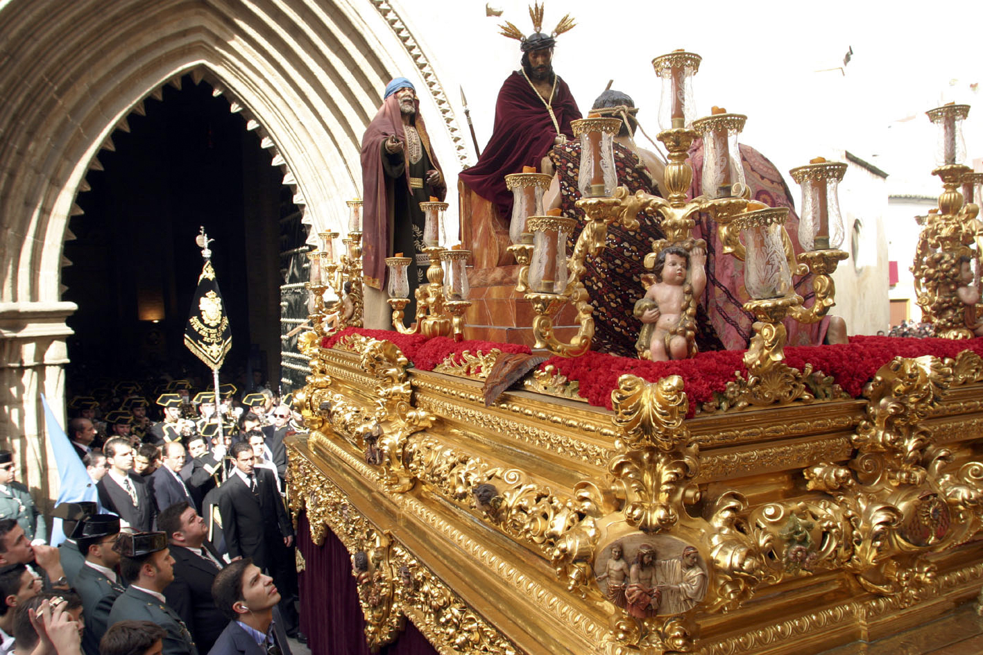 Salida procesional de la Hermandad de San Esteban, durante el Martes Santo.