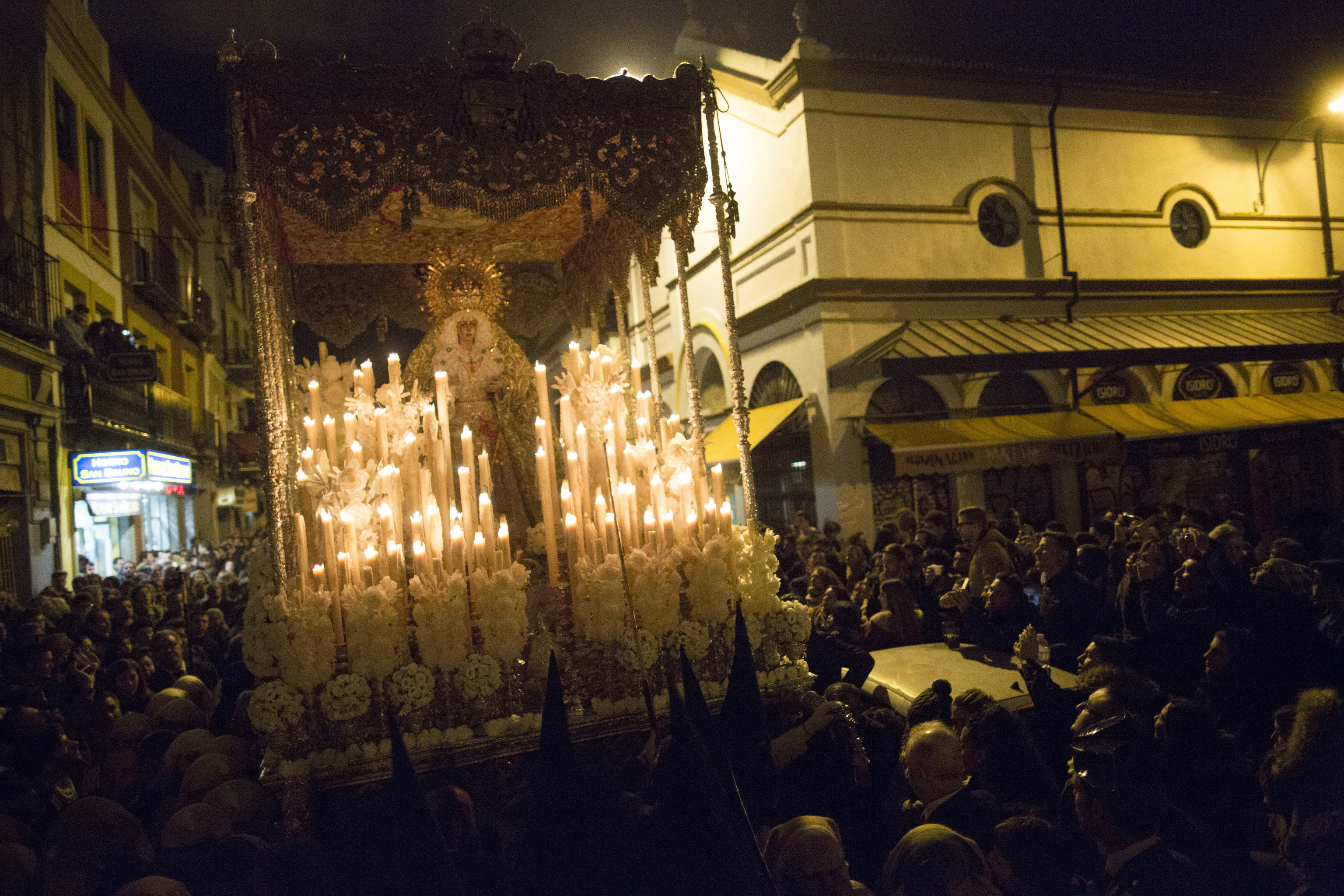 Hermandad de la Macarena, con la Virgen Esperanza Macarena, durante La Madrug de la Semana Santa de Sevilla.