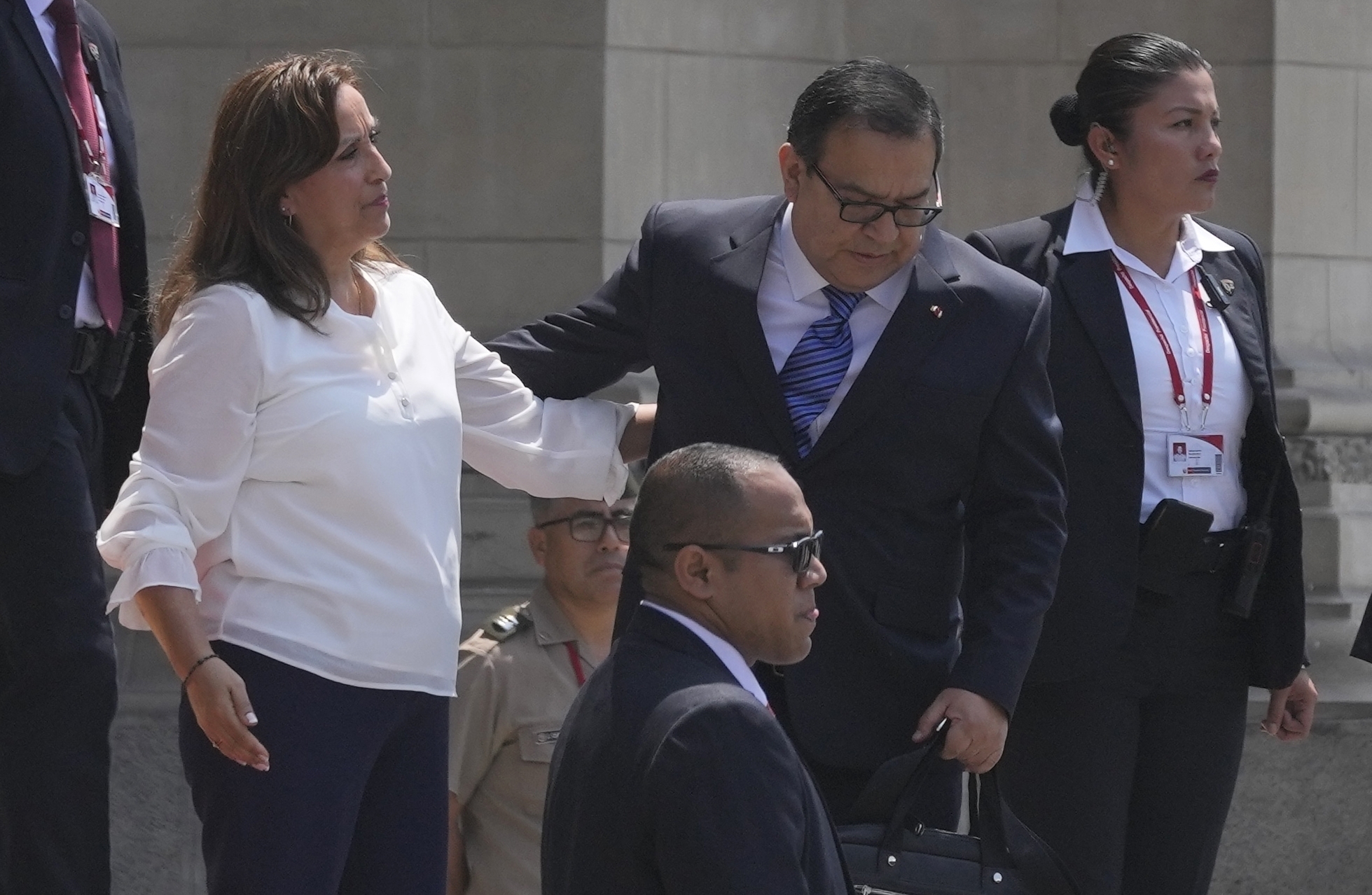 La presidenta de Peru, Dina Boluarte, escoltada por seguridad en Lima.