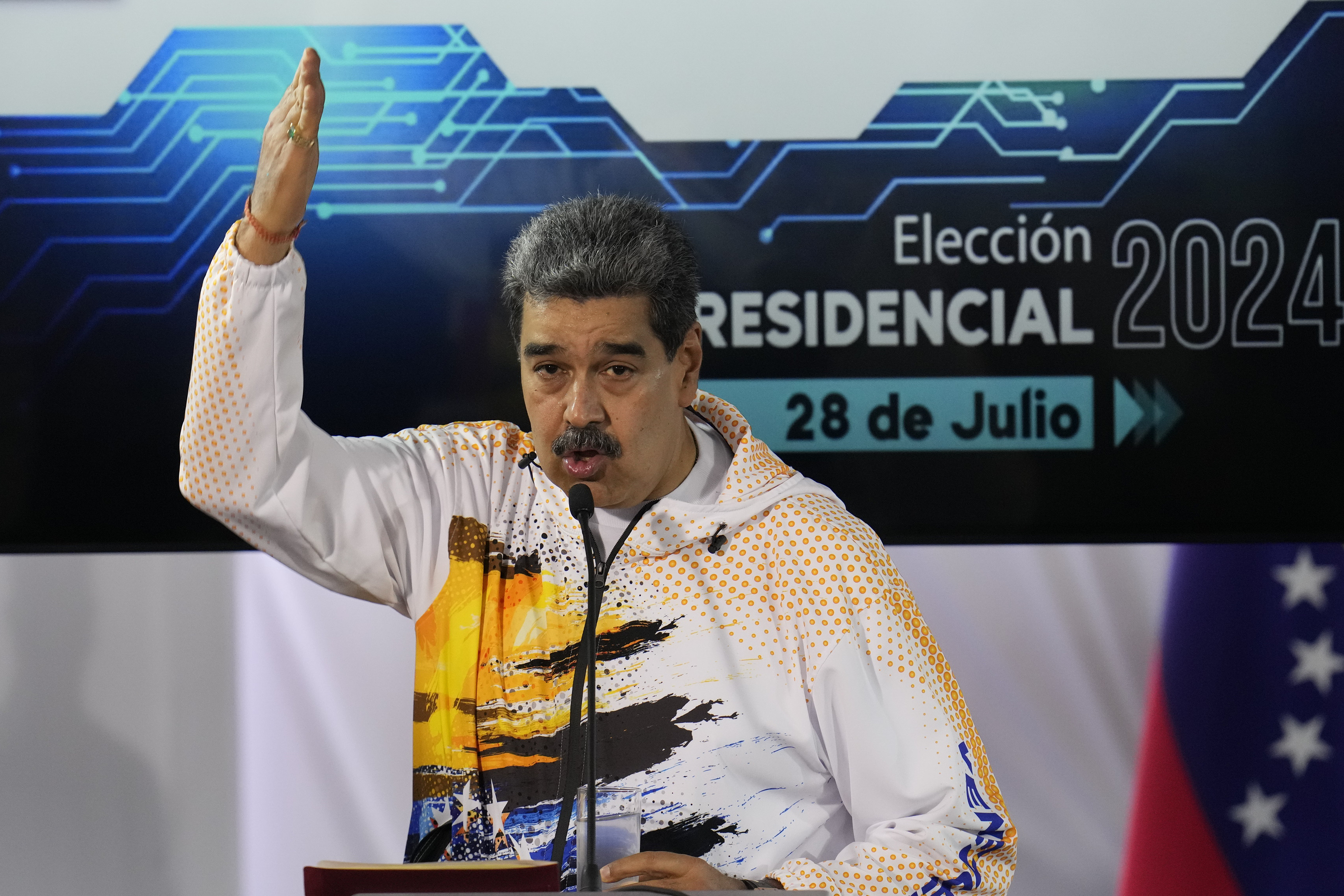 El chavismo impide la candidatura de las dos Corinas e impone al opositor más «potable» para Maduro
