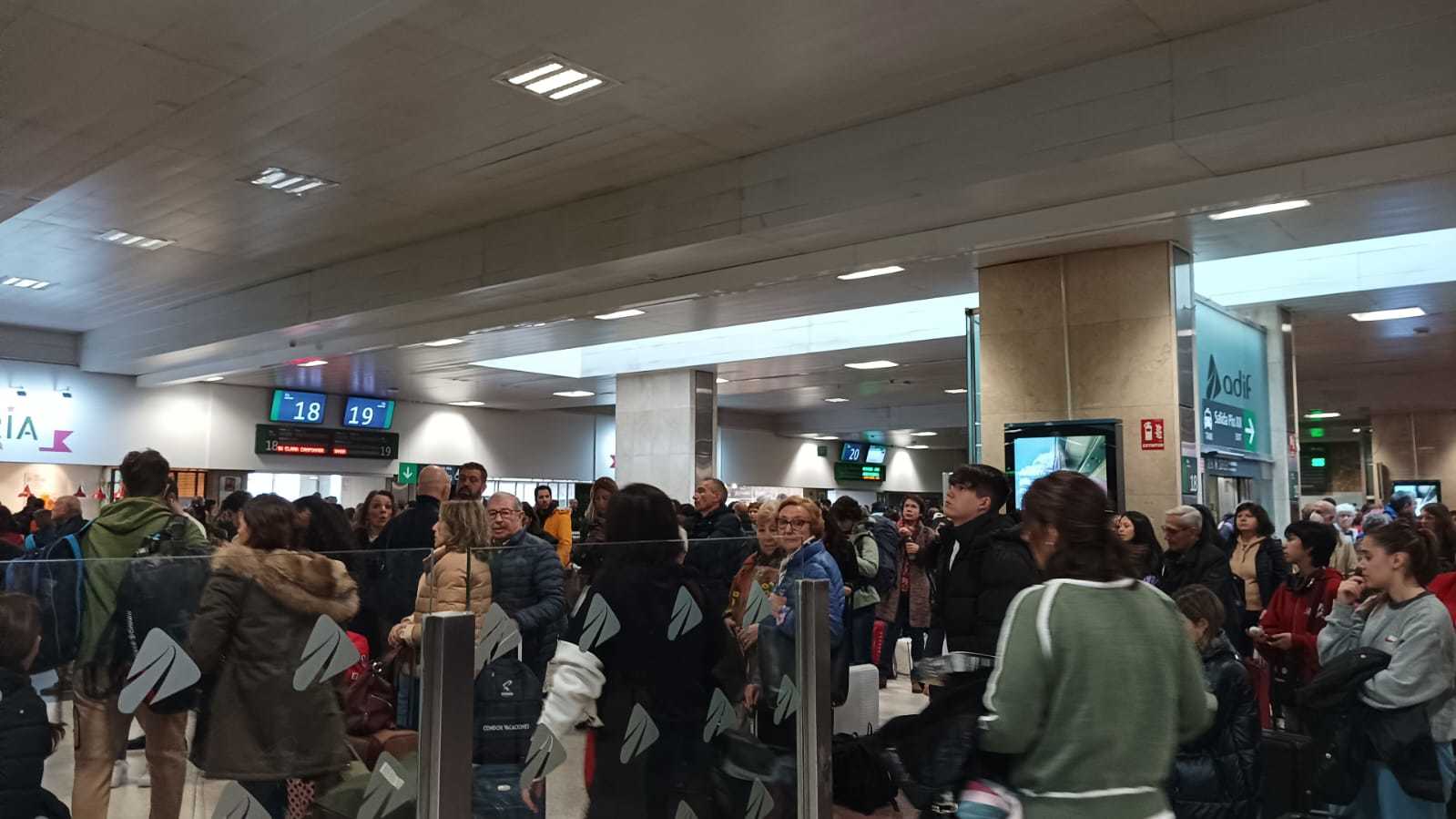 Cientos de pasajeros afectados por los retrasos este martes en la estacin de Chamartn.