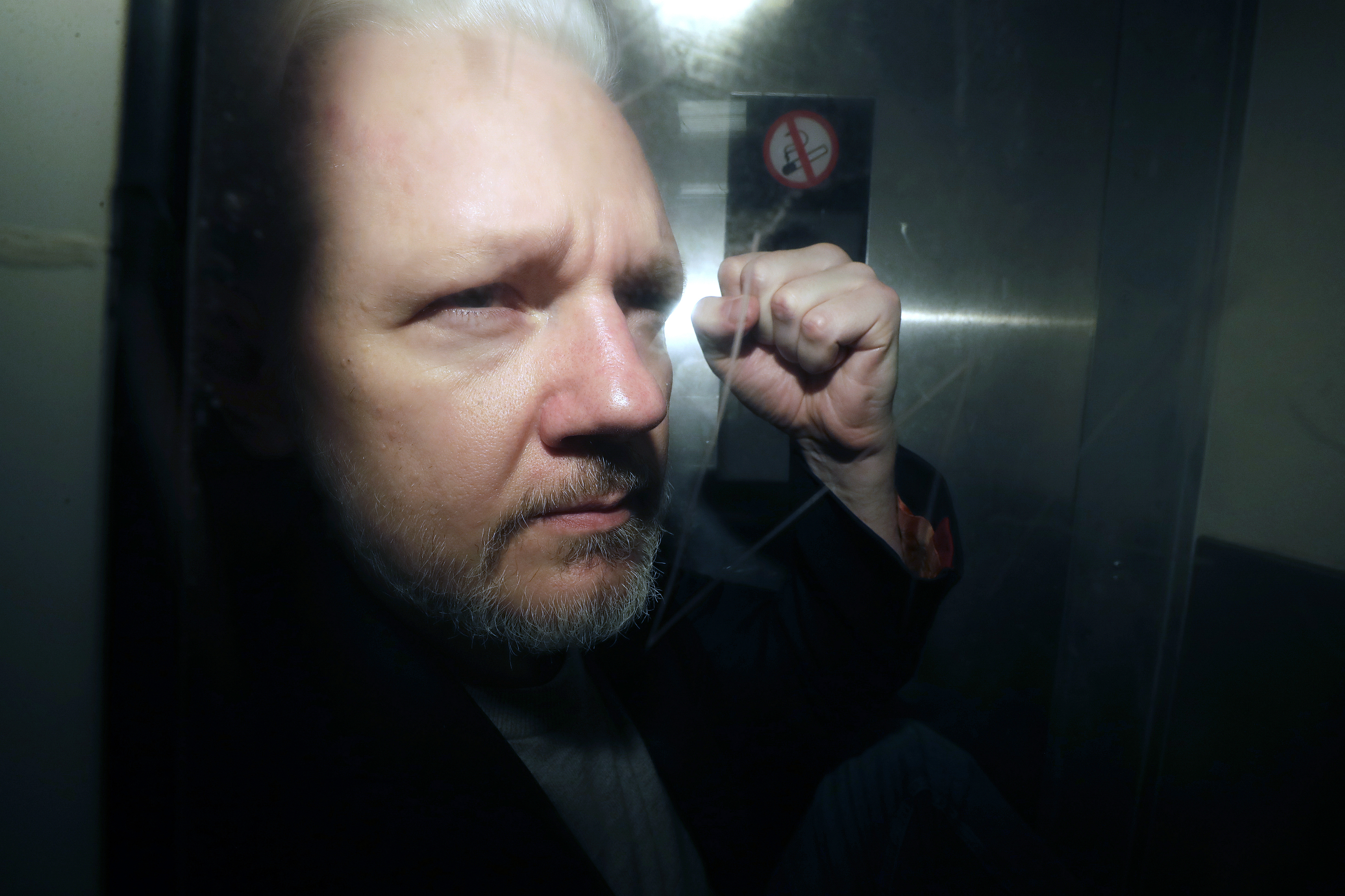 La justicia británica ordena retrasar la extradición de Julian Assange a EEUU por cargos de espionaje