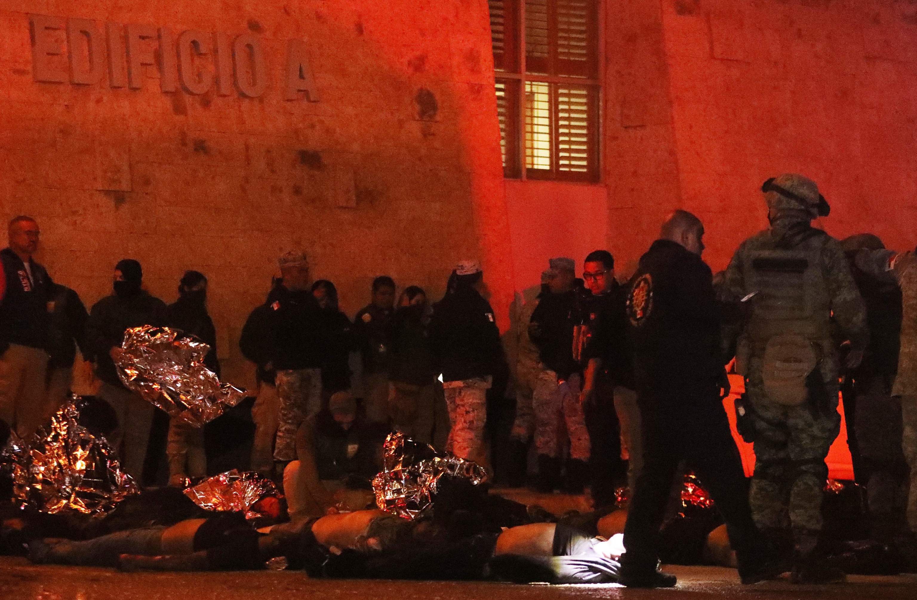 Bomberos y soldados tratan de rescatar a los migrantes del incendio del centro de internamiento de Ciudad Jurez, en marzo de 2023.