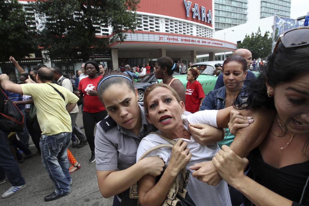 Imagen de archivo de las Damas de Blanco, durante una detencin en La Habana.