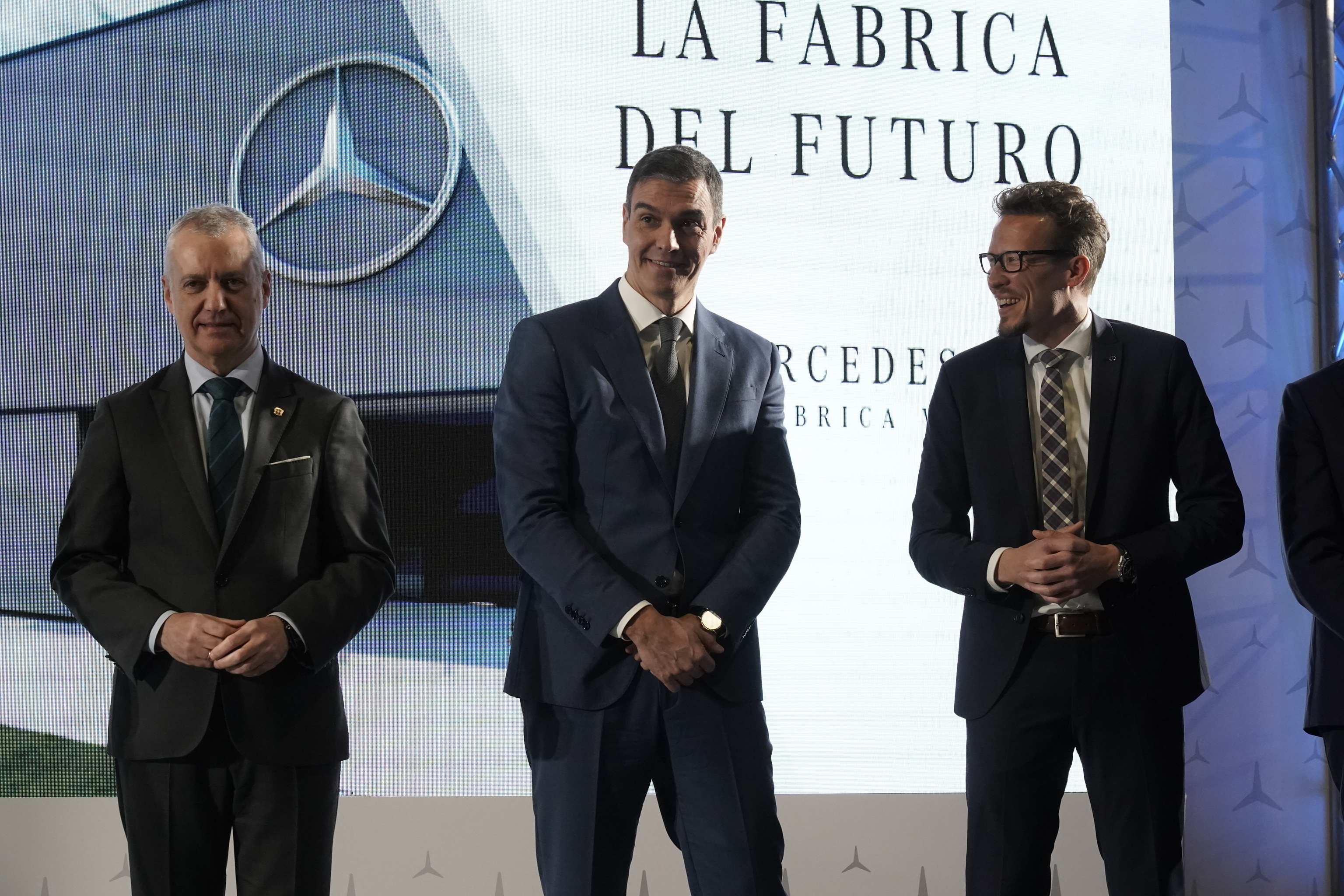 Iigo Urkullu, Pedro Snchez y Mathias Geisen, el director mundial de Mercedes Benz Vans
