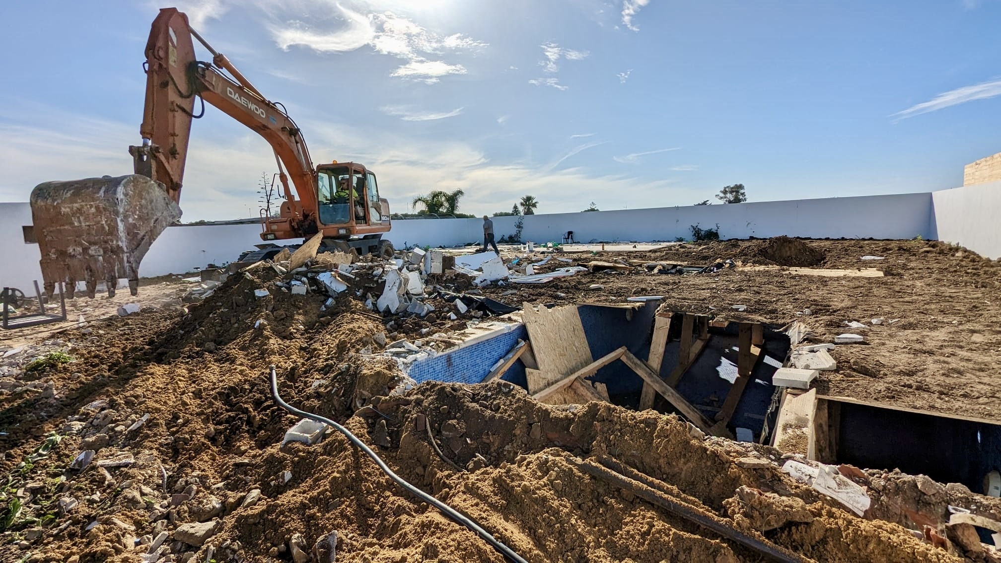 Una mquina retroexcavadora derriba una construccin ilegal en la playa de El Palmar, en Vejer.
