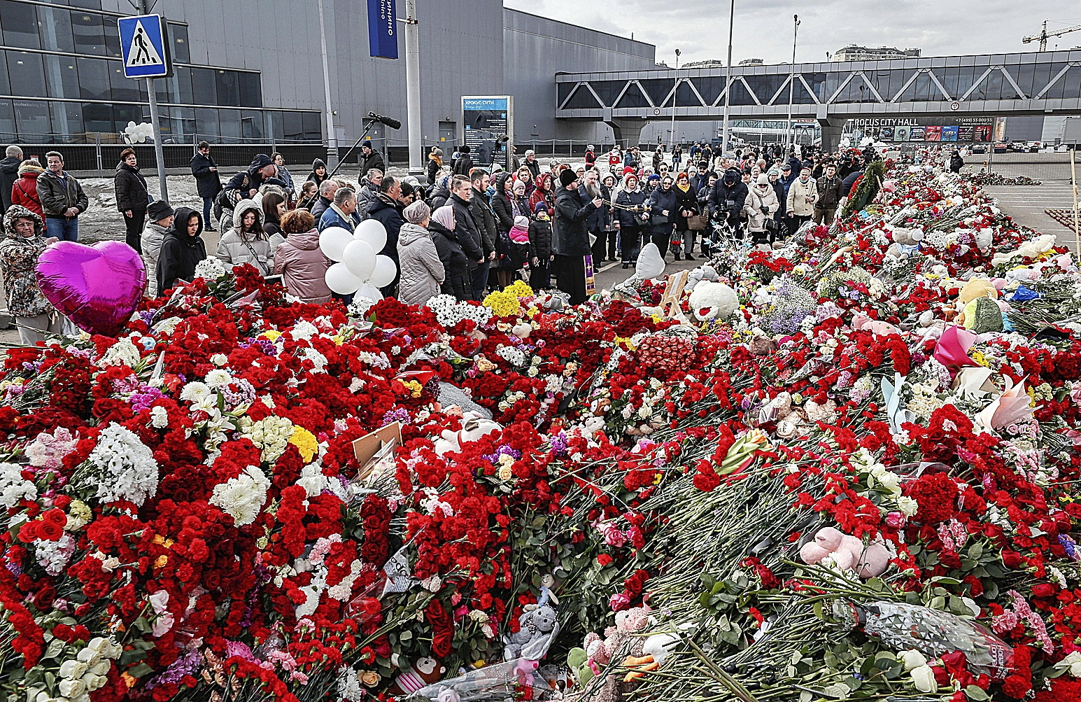 Varias personas homenajean a las vctimas del atentado del viernes.