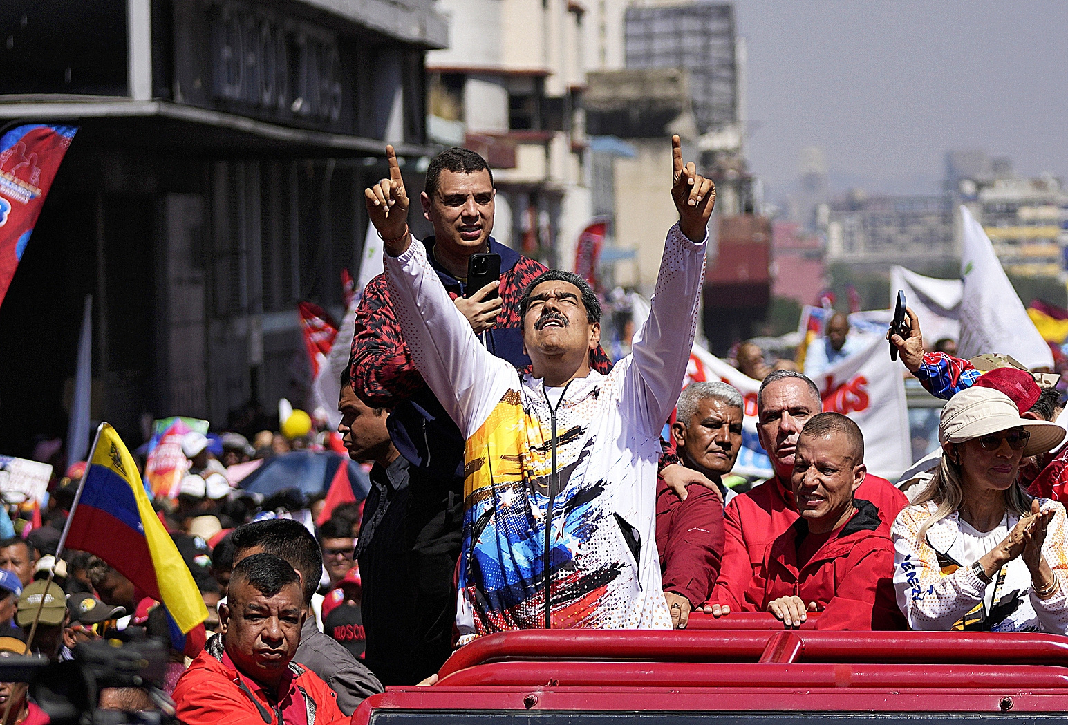El presidente venezolano Nicols Maduro seala al cielo mientras lo llevan a la Comisin Nacional Electoral, en Caracas.