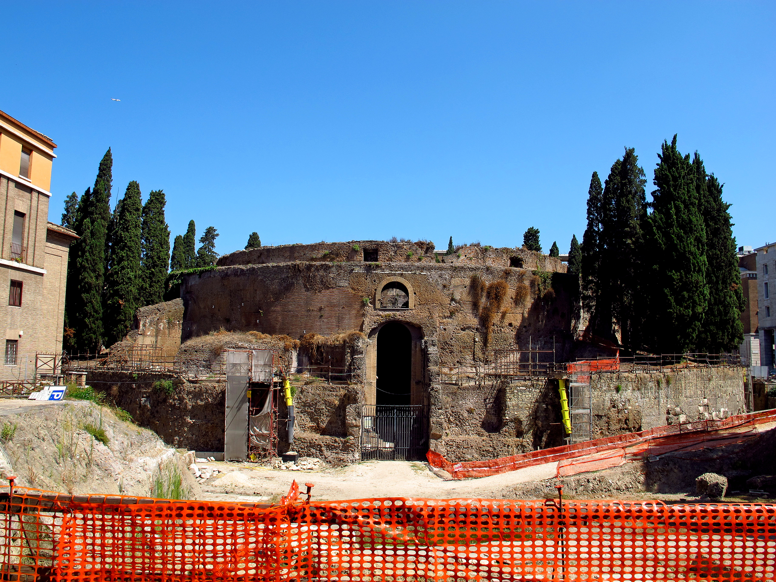 La restauracin del Mausoleo de Augusto, en muy mal estado, est siendo patrocinada por Bulgari.