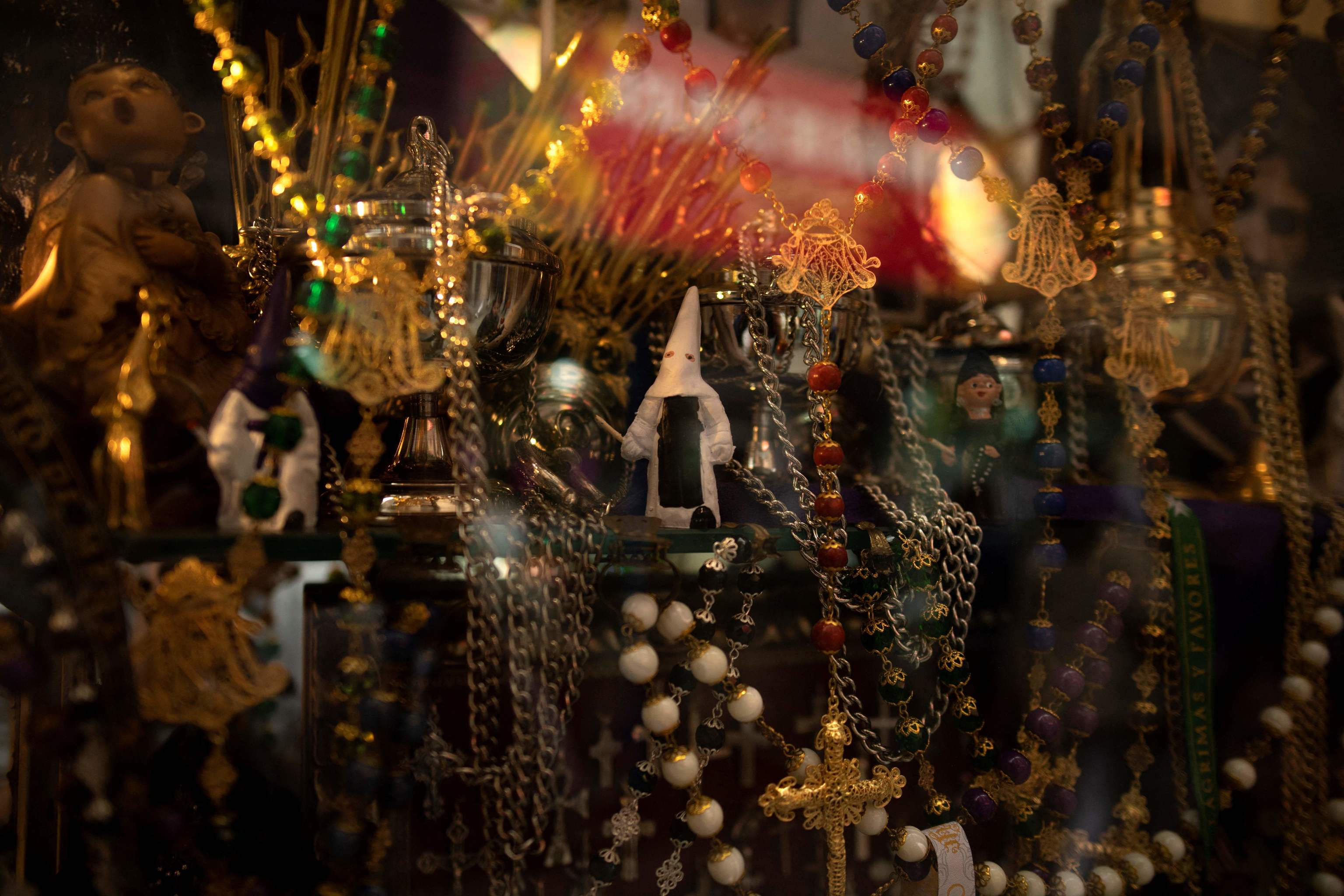 Objetos cofrades en una tienda de artculo religiosos de Mlaga.