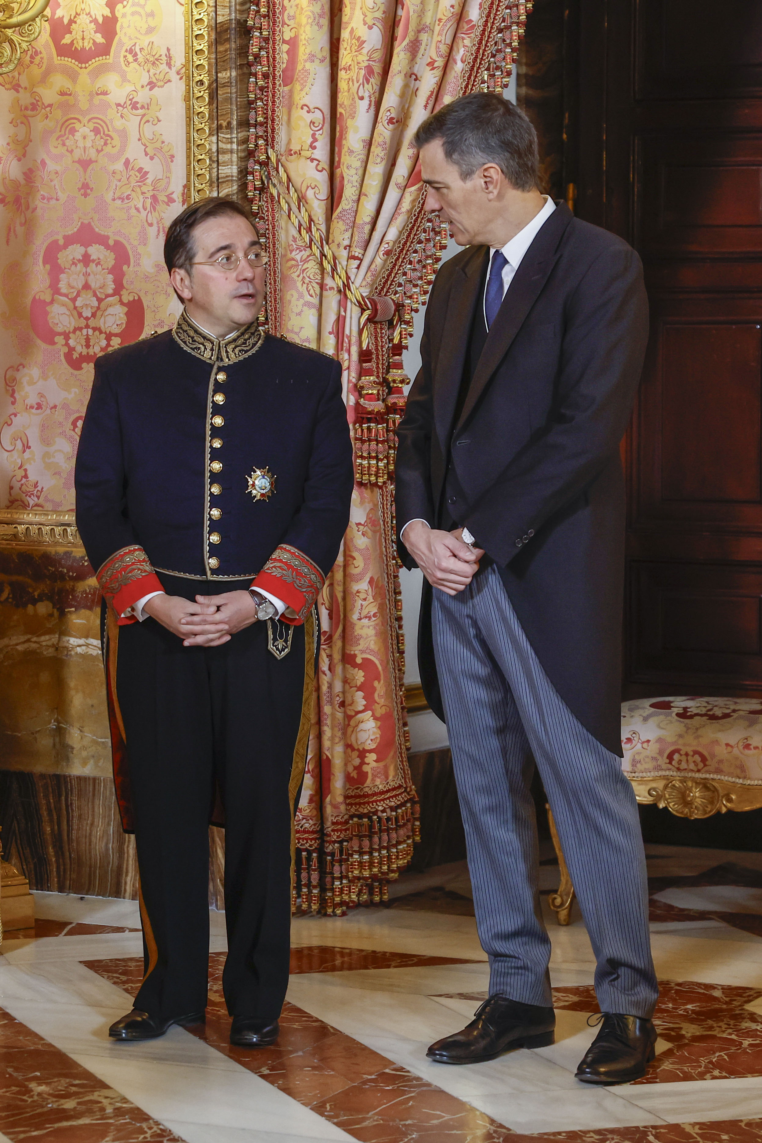 Jos Manuel Albares, con Pedro Snchez, en una recepcin al cuerpo diplomtico.