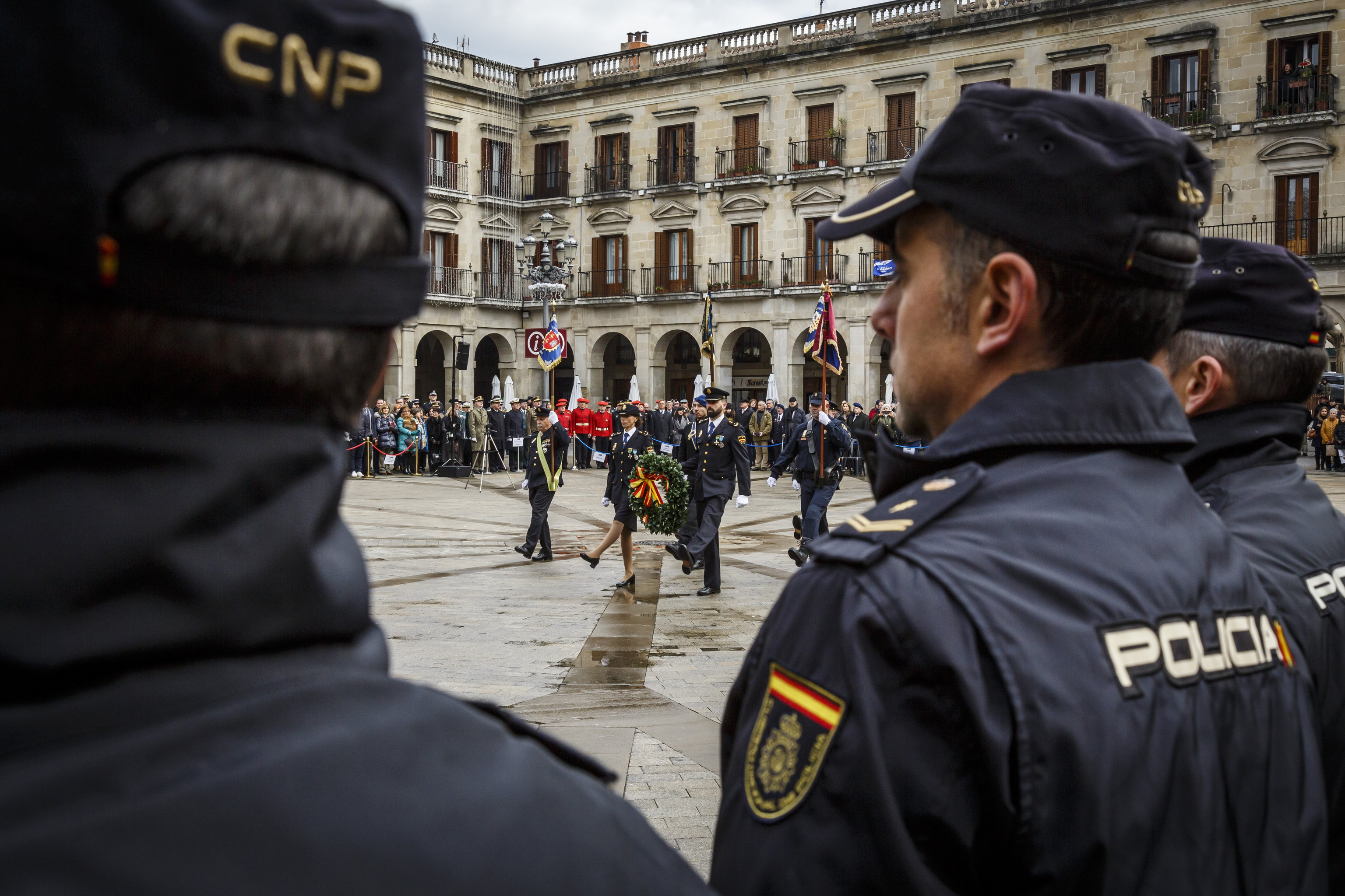 Efectivos de la Polica Nacional participan en el acto en conmemoracin del 200 aniversario de su fundacin celebrado en Vitoria.