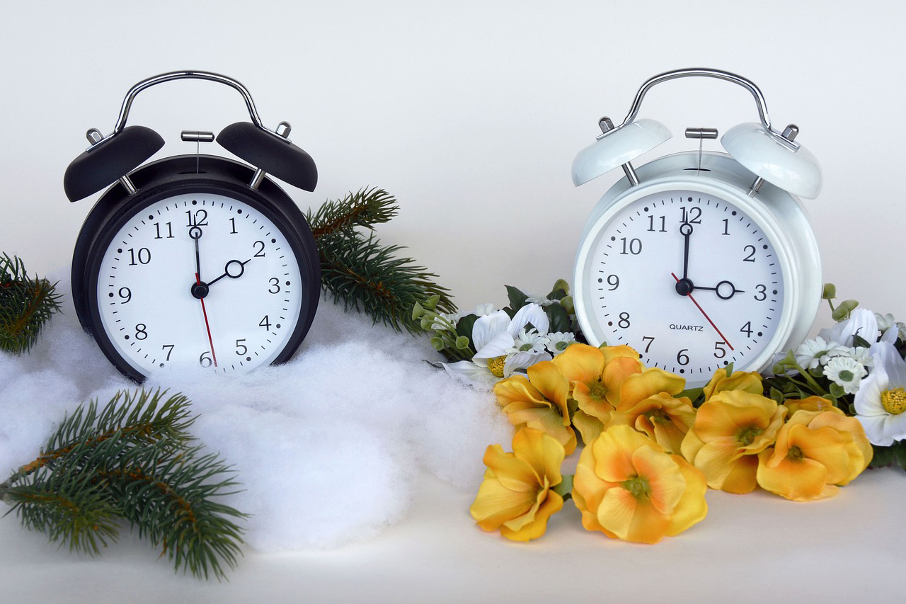 Dos relojes despertadores sealando el cambio de hora al modo verano.