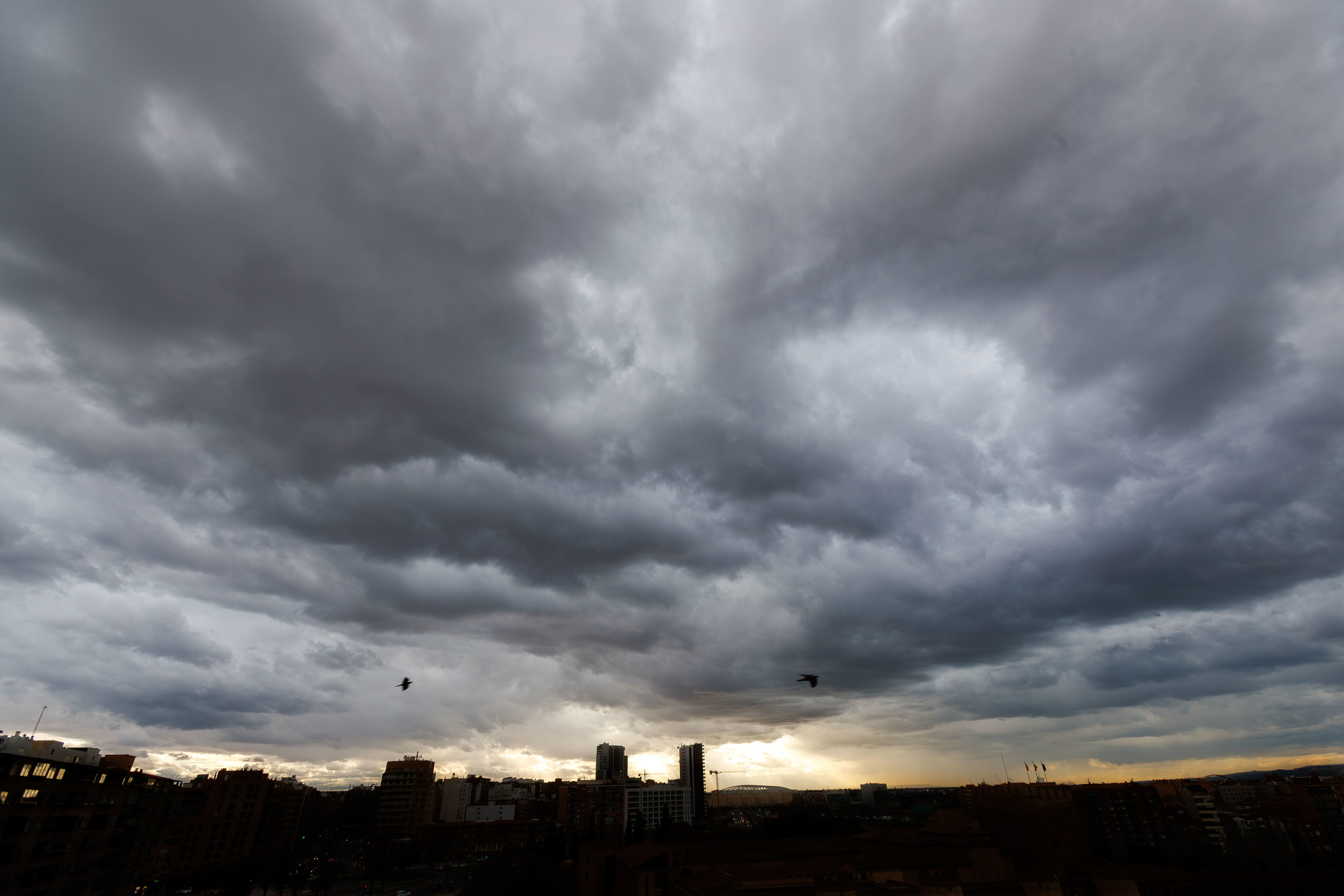 Vista del atardecer de este mircoles sobre el cielo nublado de Zaragoza.