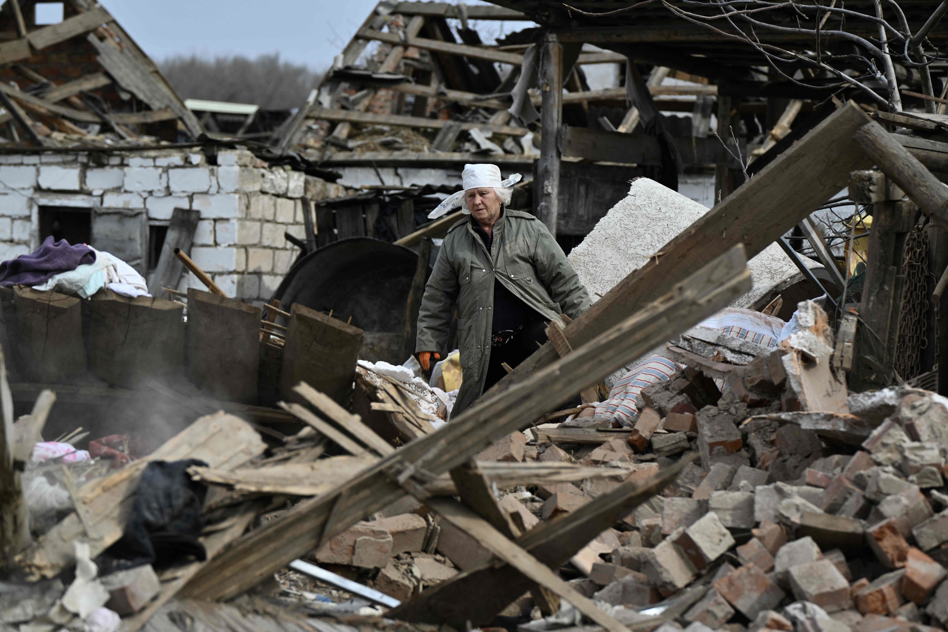 Una vecina de Velyka Pysarivka busca entre los escombros de su casa.