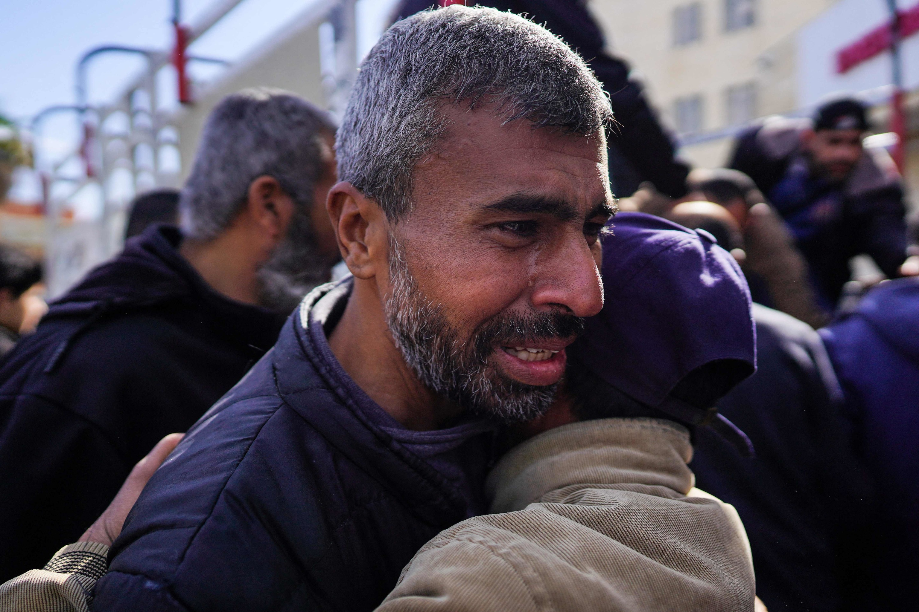 Palestinos lloran a sus fallecidos en Gaza.