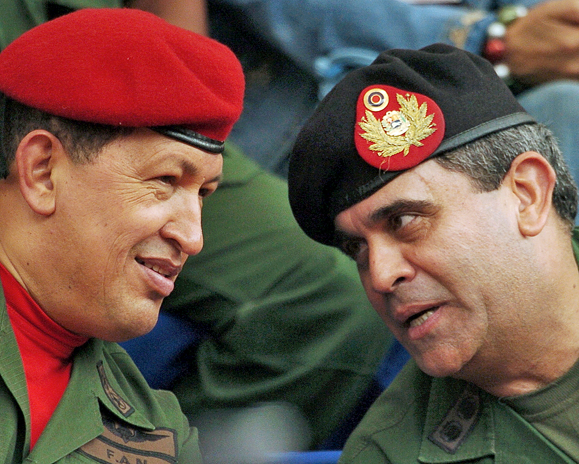 El ex presidente Hugo Chvez con Ral Isaas Baduel.