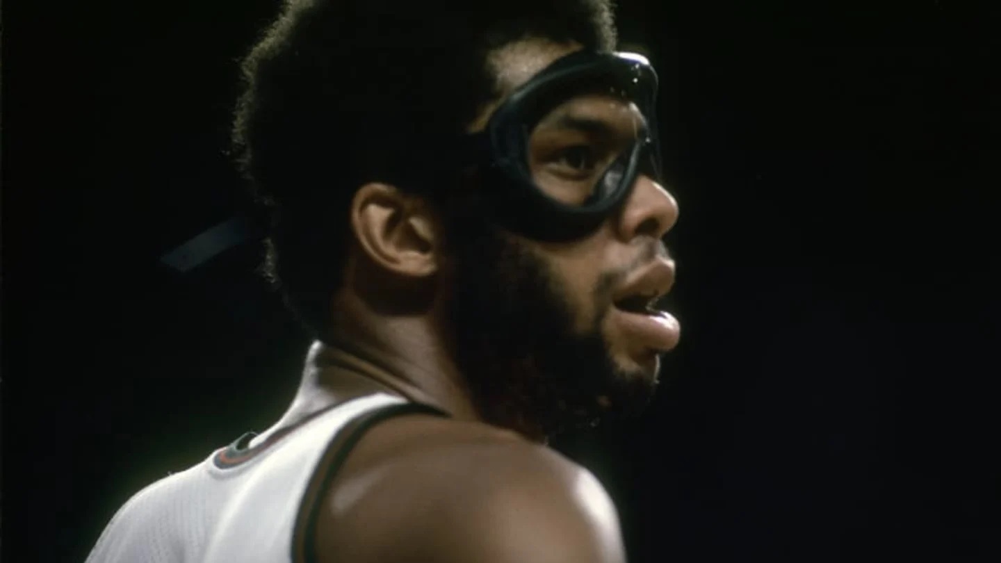 Jabbar, con sus primer modelo de gafas en Milwaukee.