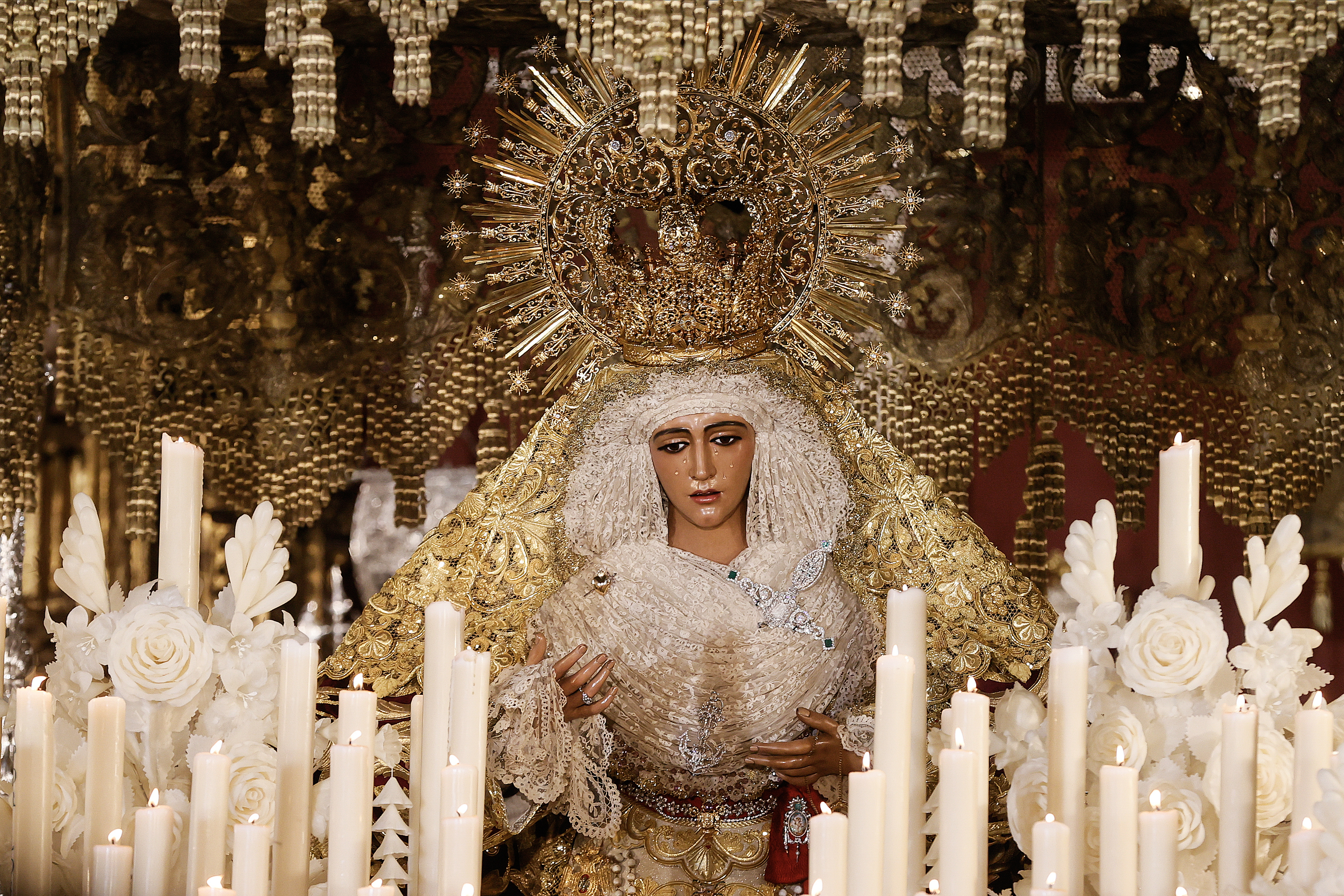 La Virgen de la Esperanza de Triana en la capilla de los Marineros de la Calle Pureza de Sevilla.