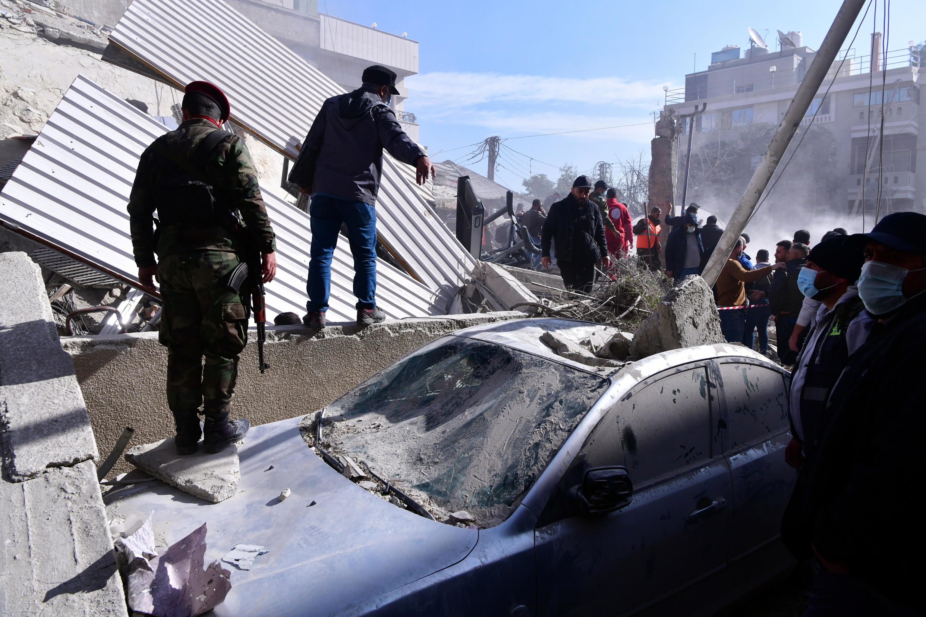Un coche y un edificio destruidos en un ataque israel en Damasco en enero.