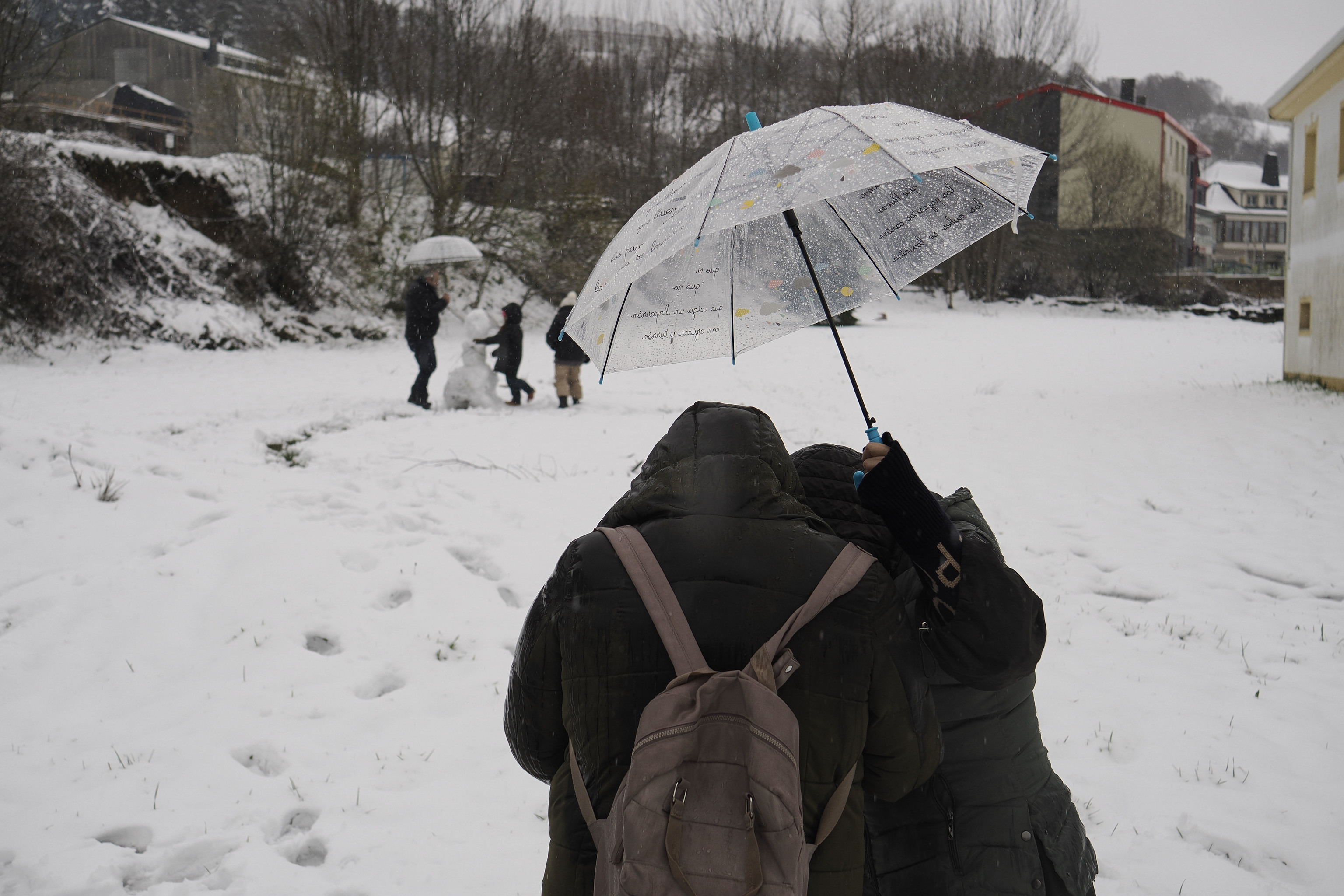 Varias personas disfrutan con la nieve en Lugo.