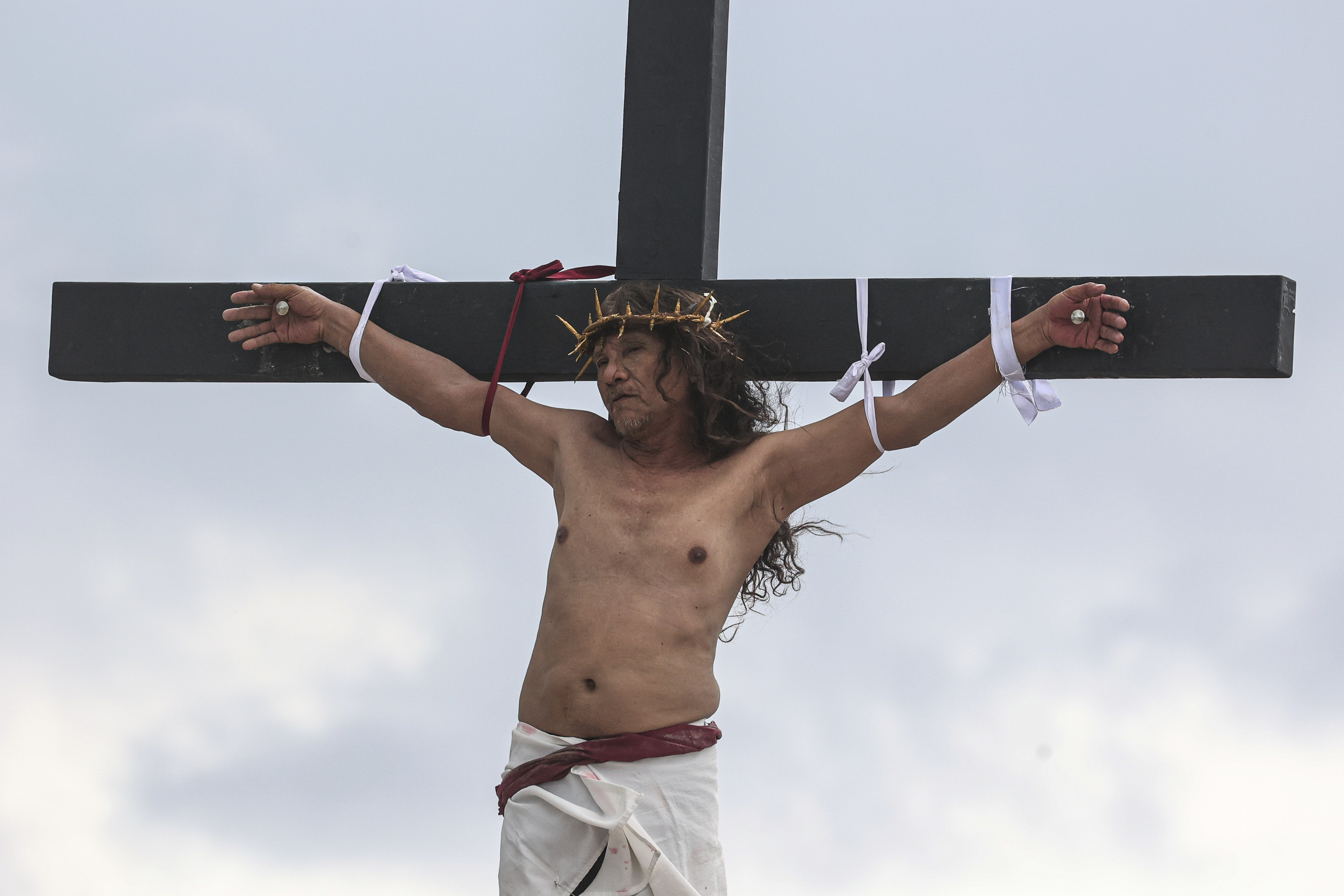 Ruben Enaje recreación la crucifixión de Cristo en Manila.