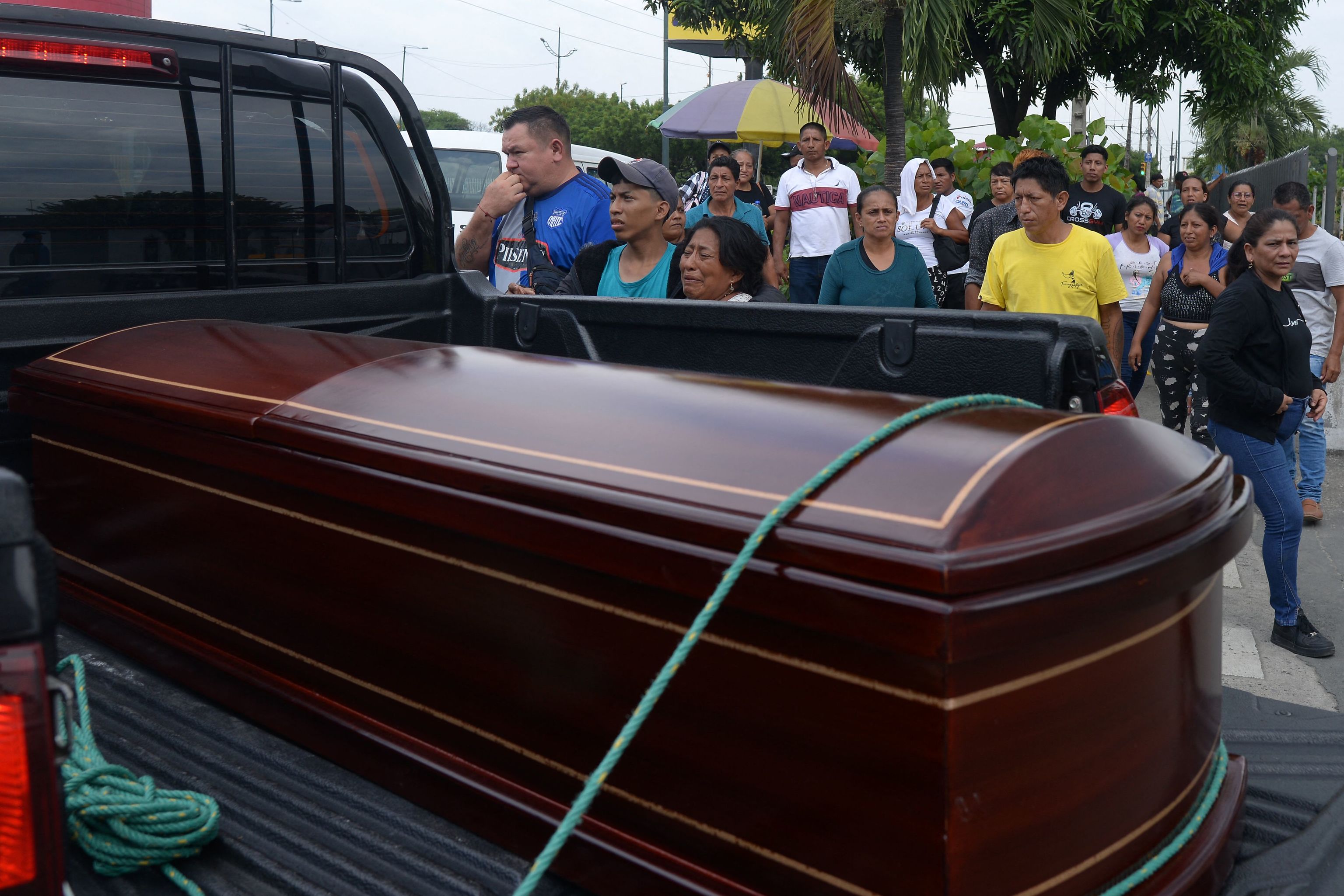 Familiares lloran junto al atad de una de las ocho vctimas de un tiroteo en Guayaquil