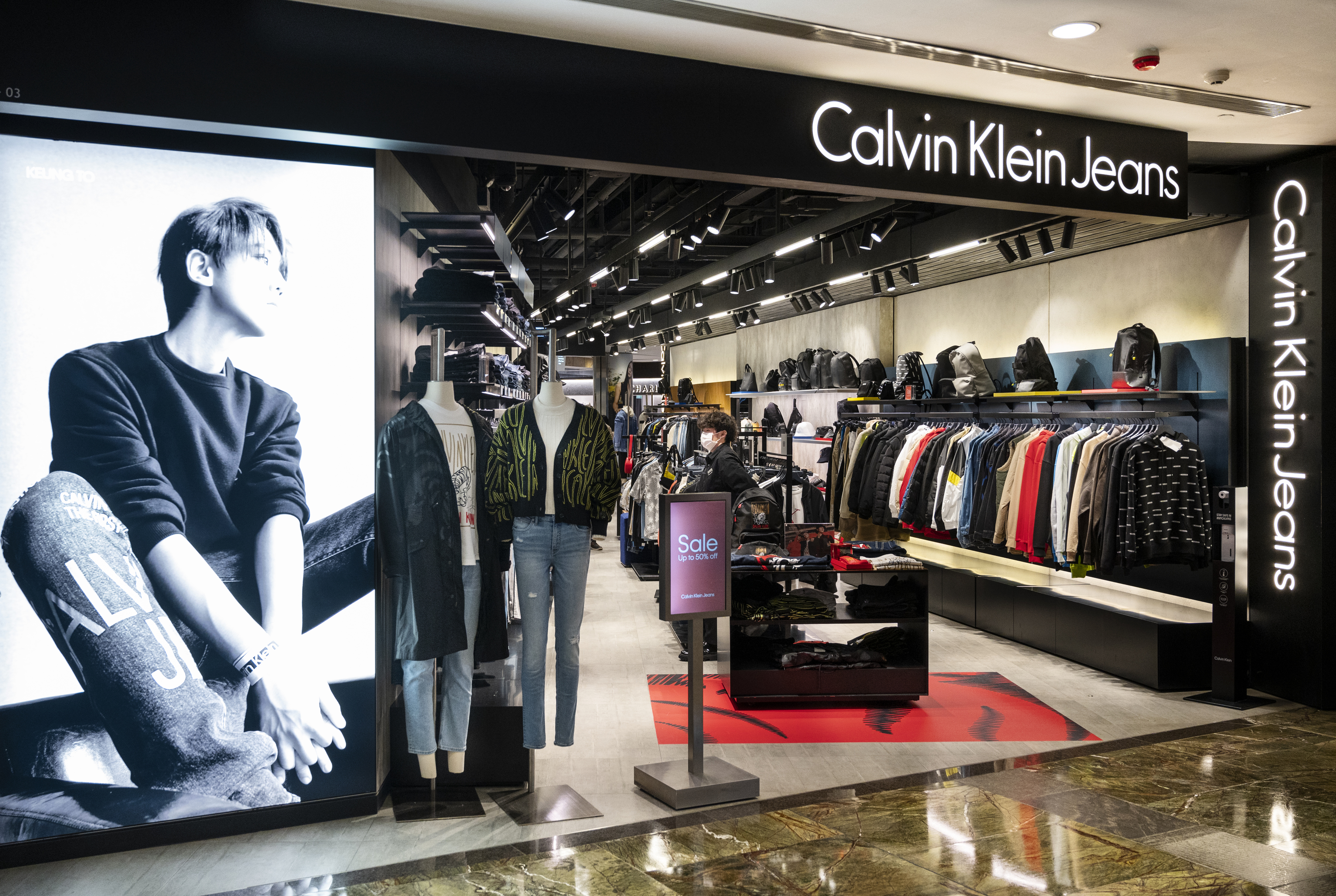 Tienda de marca multinacional de moda estadounidense Calvin Klein Jeans en Hong Kong.