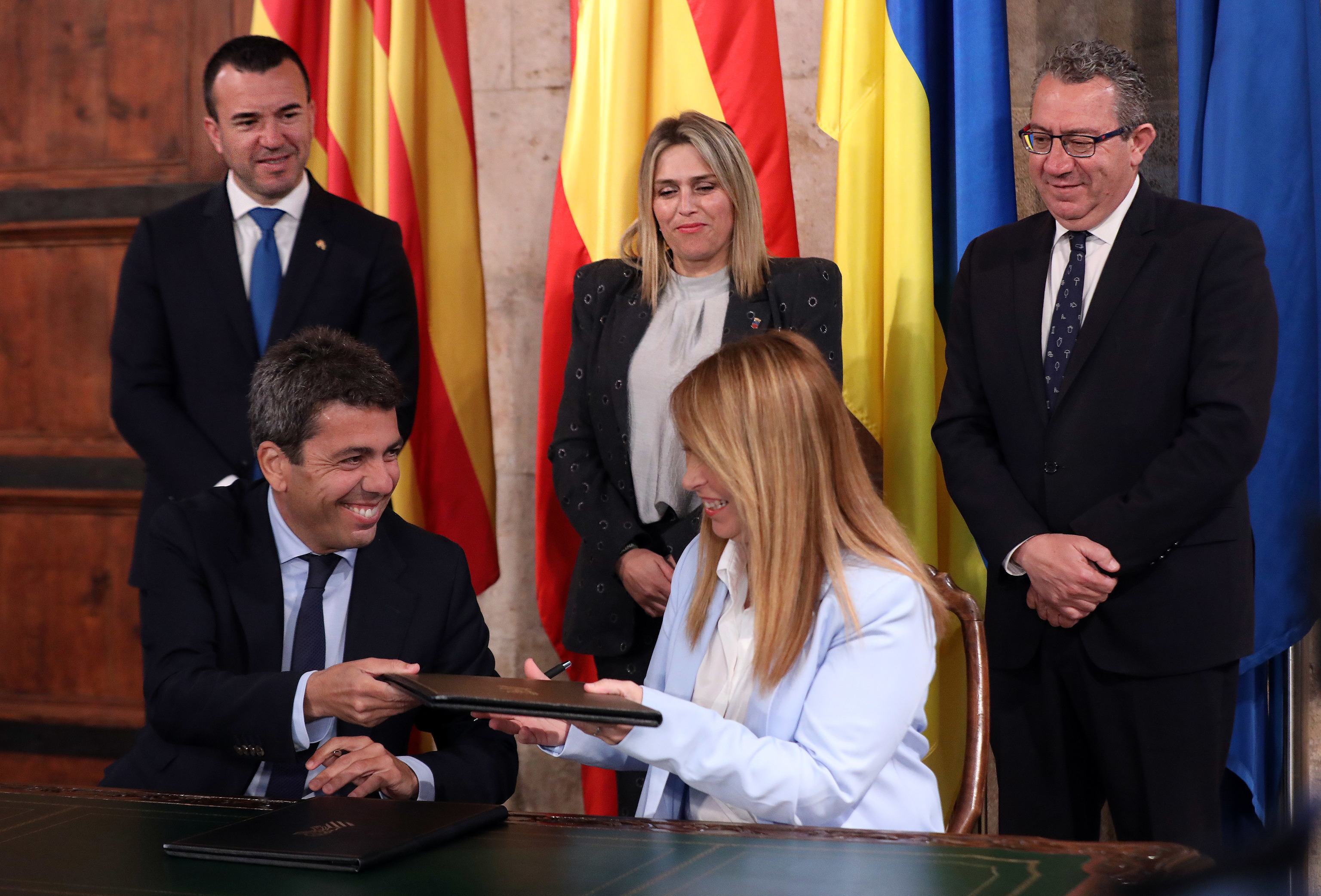 Carlos Mazn firma el convenio con la presidenta de la FVMP, Roco Corts.