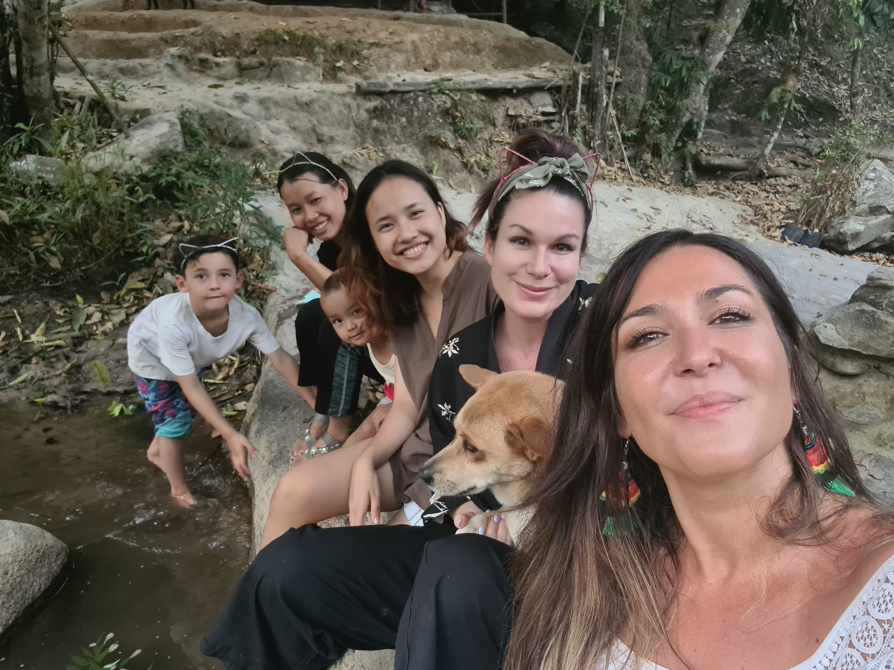 Ada Macho, en primer plano, con Alexa Bay (Fundacin Daughters Rising) y mujeres y nios de la etnia Karen (Tailandia).