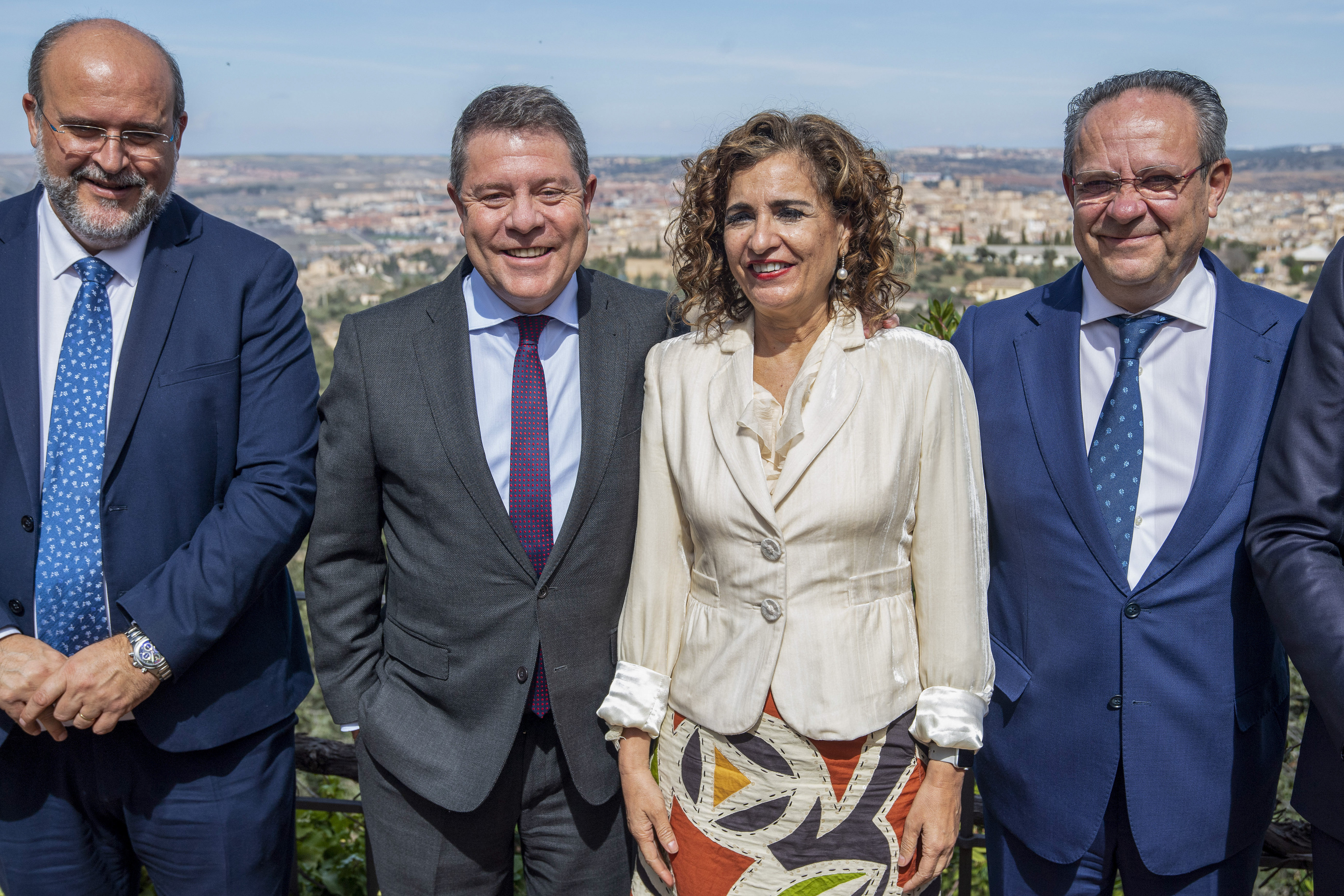 En el centro, el presidente de Castilla-La Mancha, Emiliano Garca-Page y la ministra de Hacienda, Mara Jess Montero, en un acto el pasado ao en Toledo