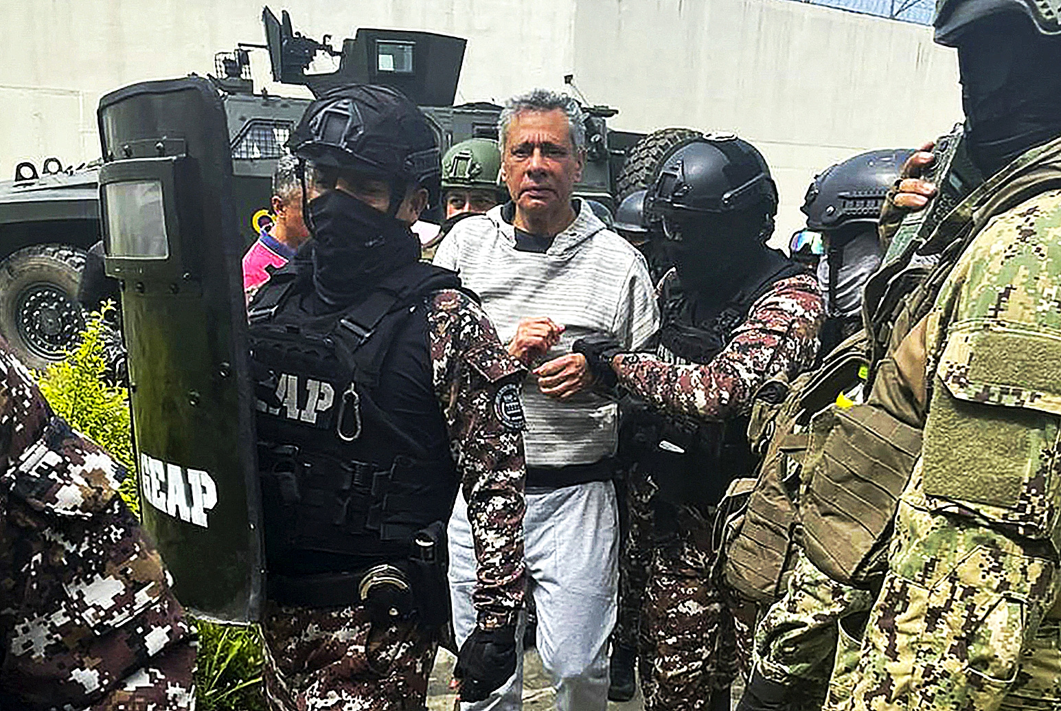 Ecuador se defiende en medio de la condena internacional por el asalto de la embajada mexicana