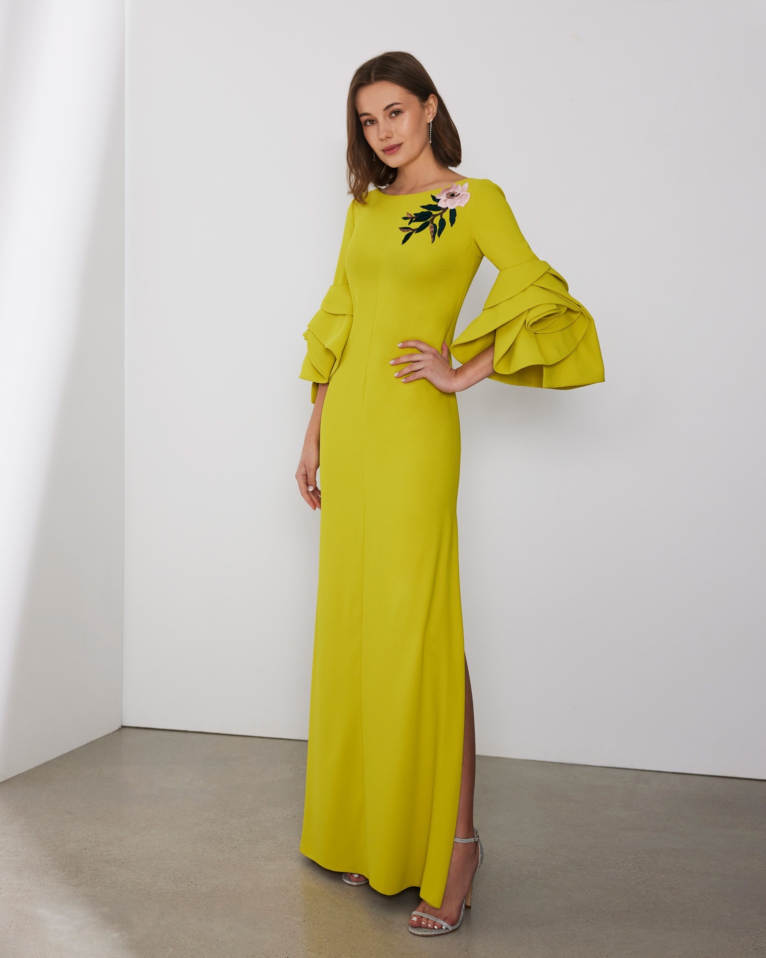 25 vestidos de madrina de color amarillo de Rosa Clar para bodas 2024 que estilizan y son tendencia