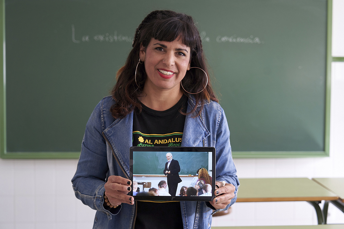 Teresa Rodrguez, en un aula de su instituto de Puerto Real con una foto de Julio Anguita a su regreso, como ella, a la docencia.