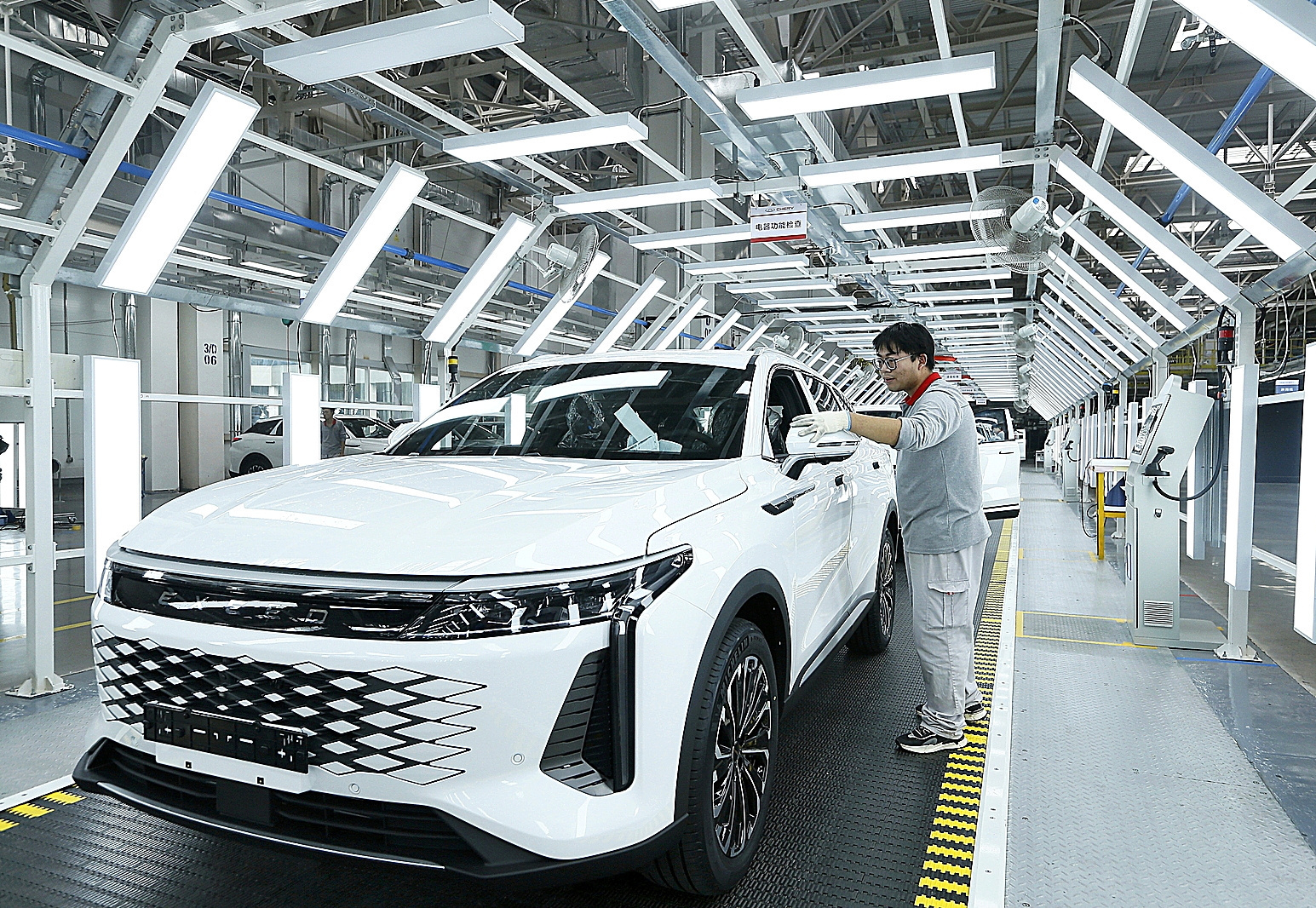 Ensamblaje de un modelo de la marca Exeed en una factora nueva del fabricante Chery Automobiles en Qingdao, Shandong.