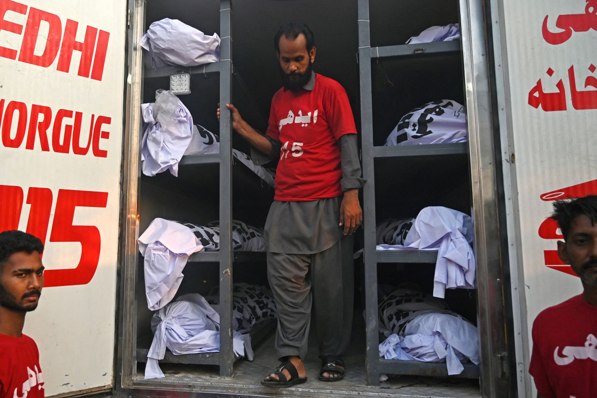 Un voluntario preparndose para trasladar los cadveres de peregrinos en Pakistn.