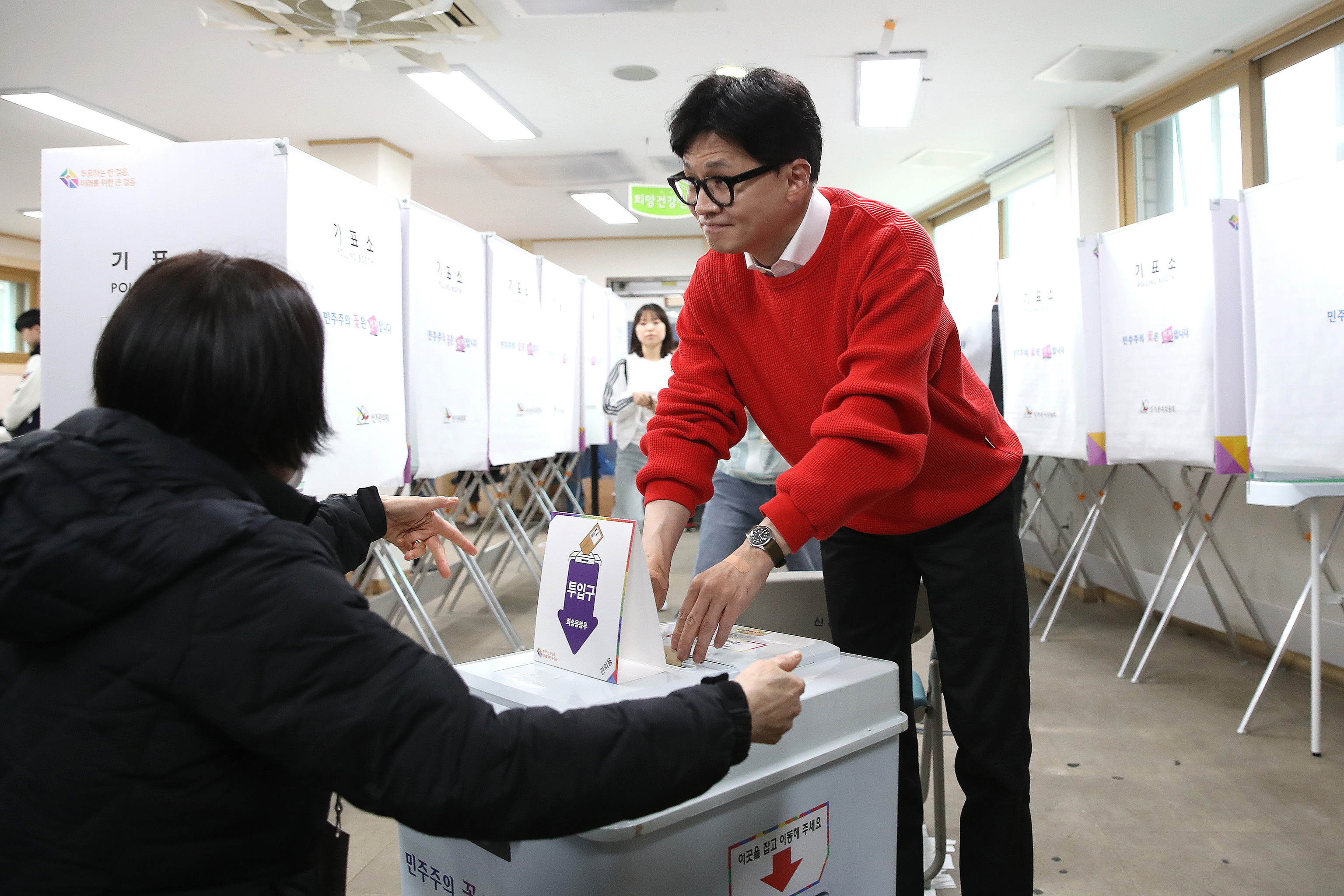 El lder del PPP Han Dong-hoon votando.