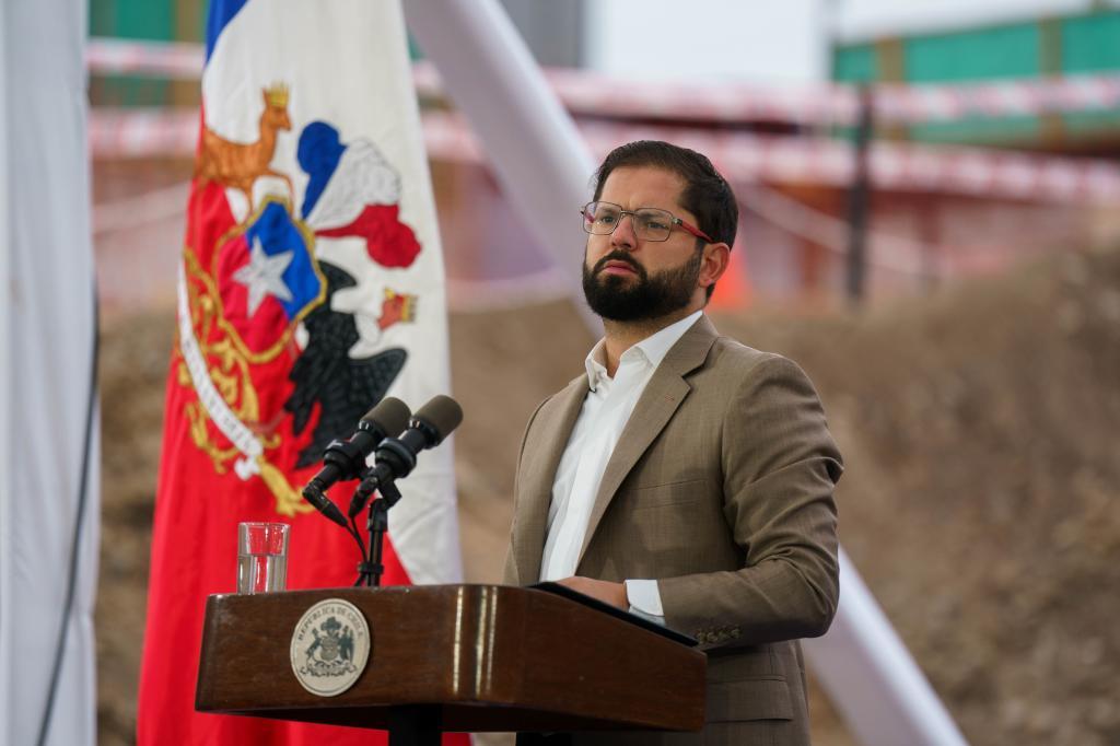 Boric se suma a la guerra de presidentes: llama a consultas a su embajador en Caracas