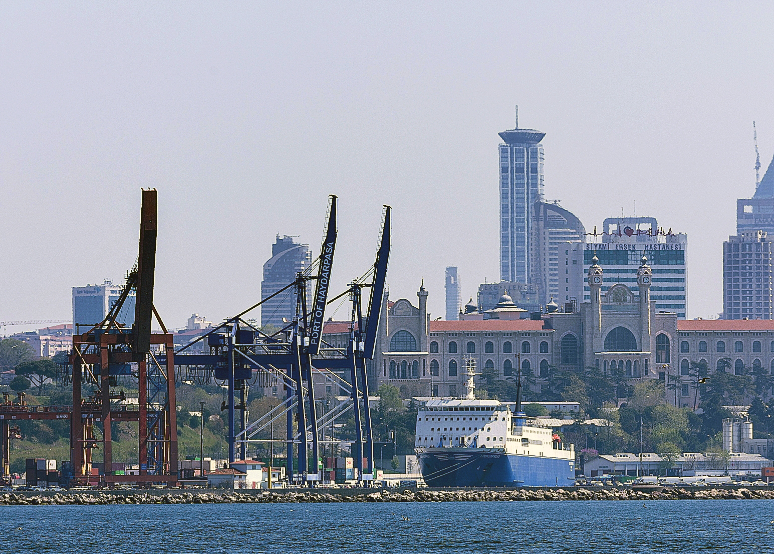 Vista general del puerto de Haydarpasa (Estambul) desde el que parten muchos buques de mercancas hacia Israel.