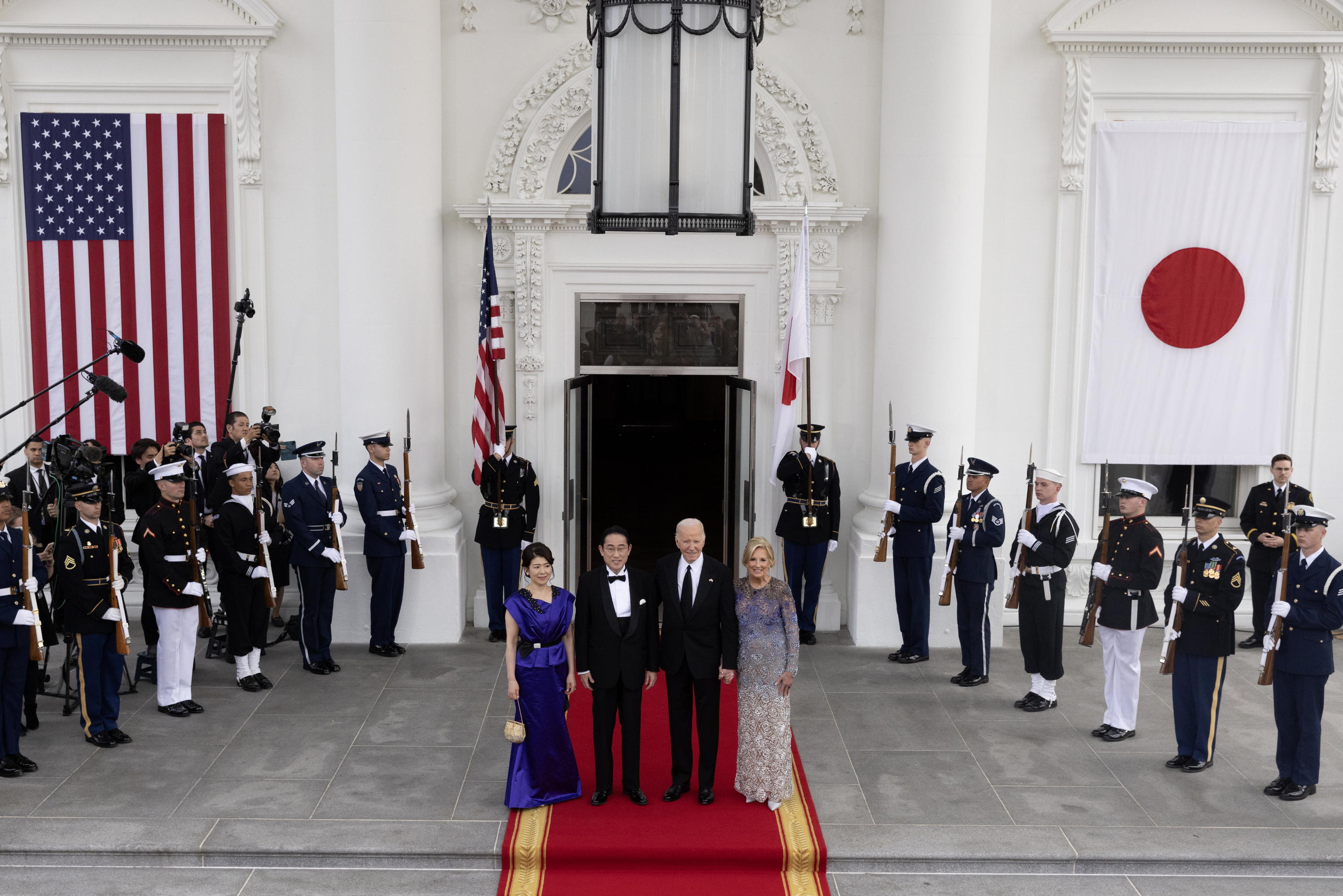 Biden tensa su desafío a China tras la cumbre con Japón y Filipinas