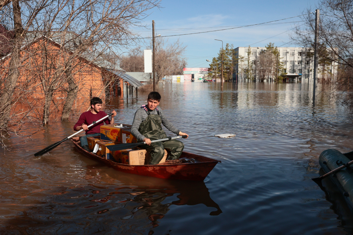 Dos hombres se desplazan en un bote con un rea inundada en Rusia