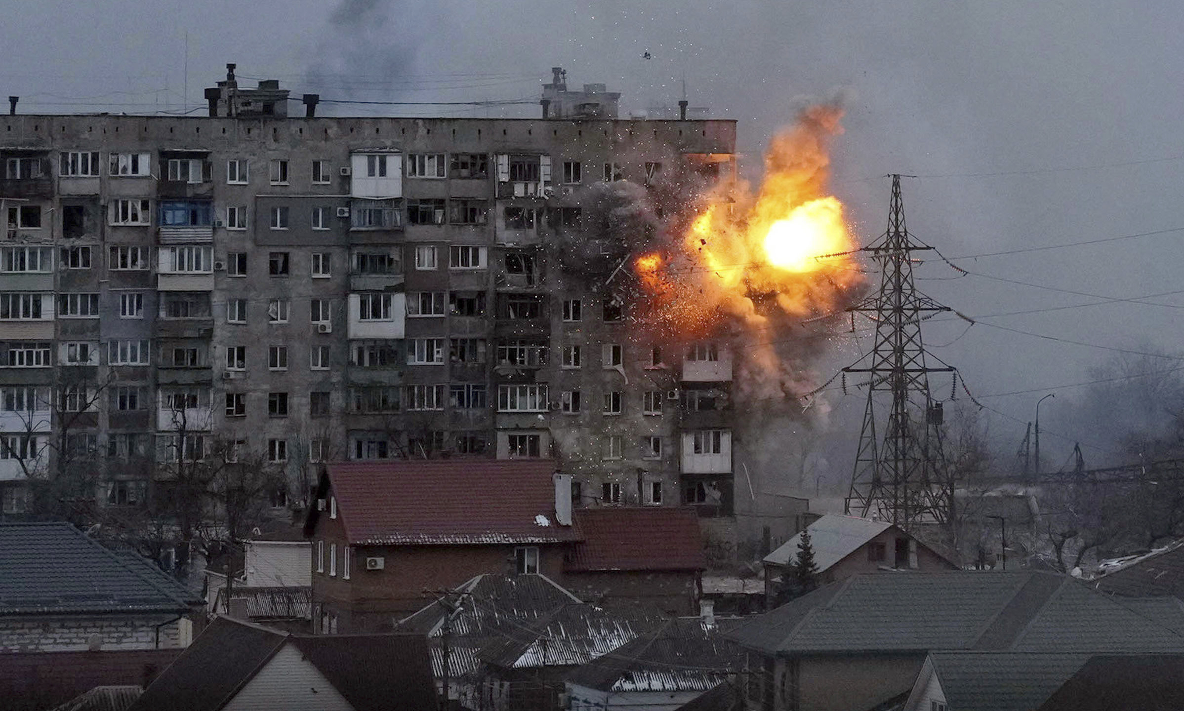 Ataque ruso a un edificio de Mariupol en marzo de 2022.