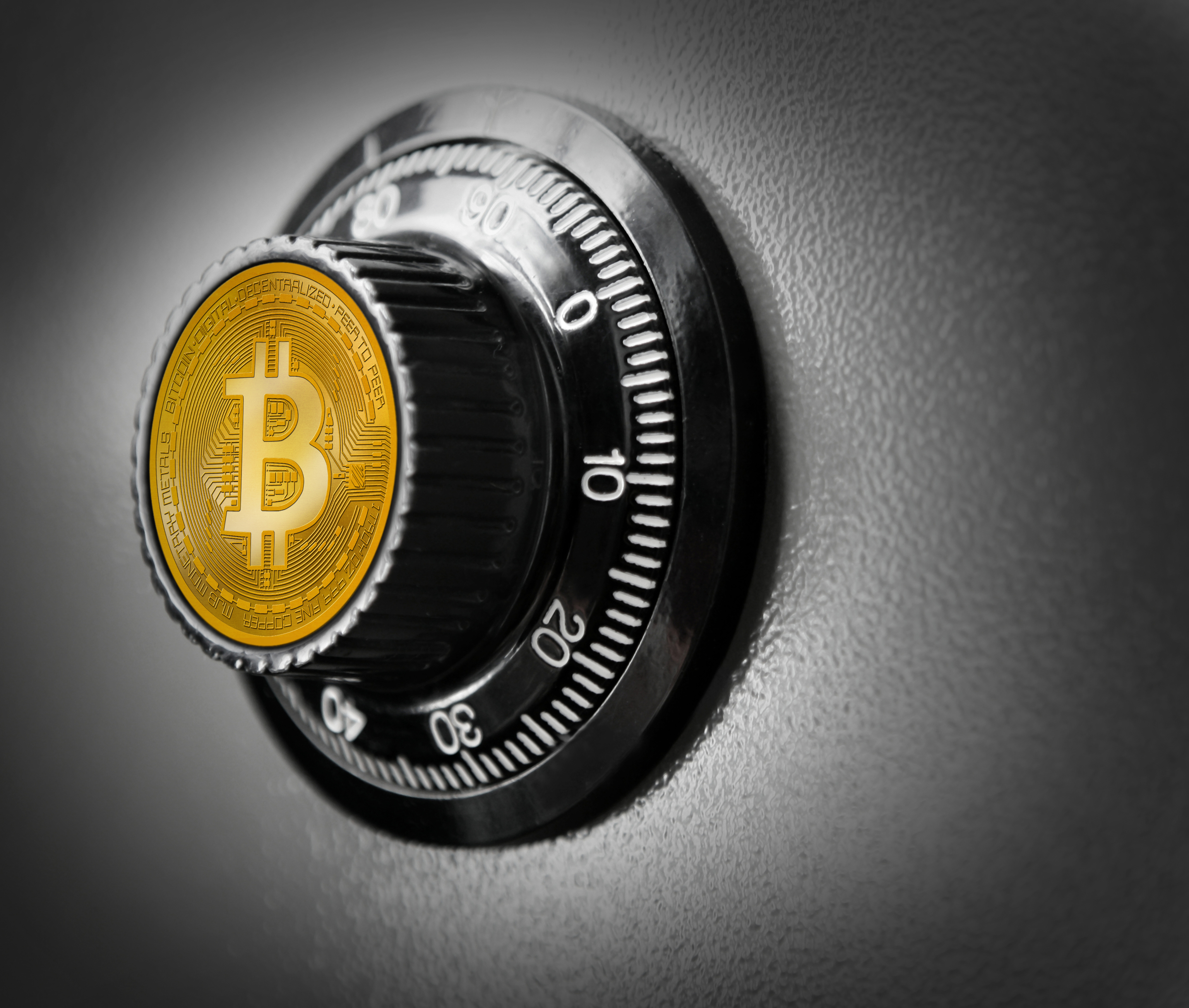 Caja fuerte con el logo de Bitcoin.