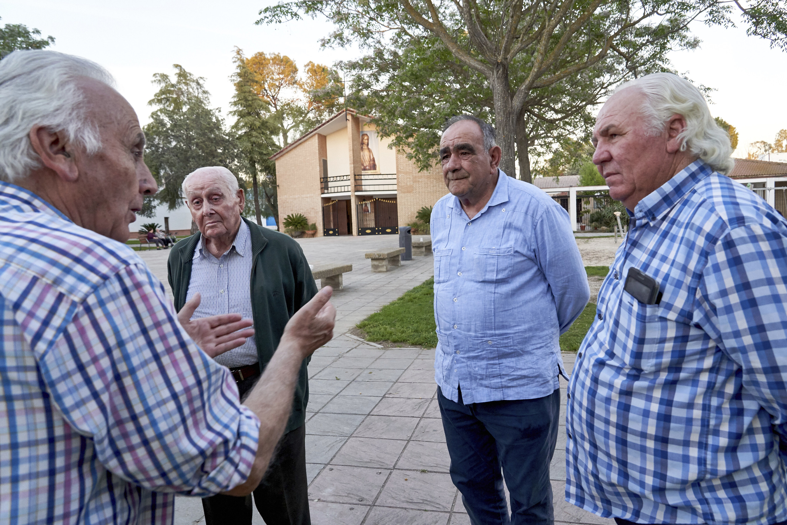Agricultores de Maribez conversan con Jos Antonio Nez, a la izquierda.