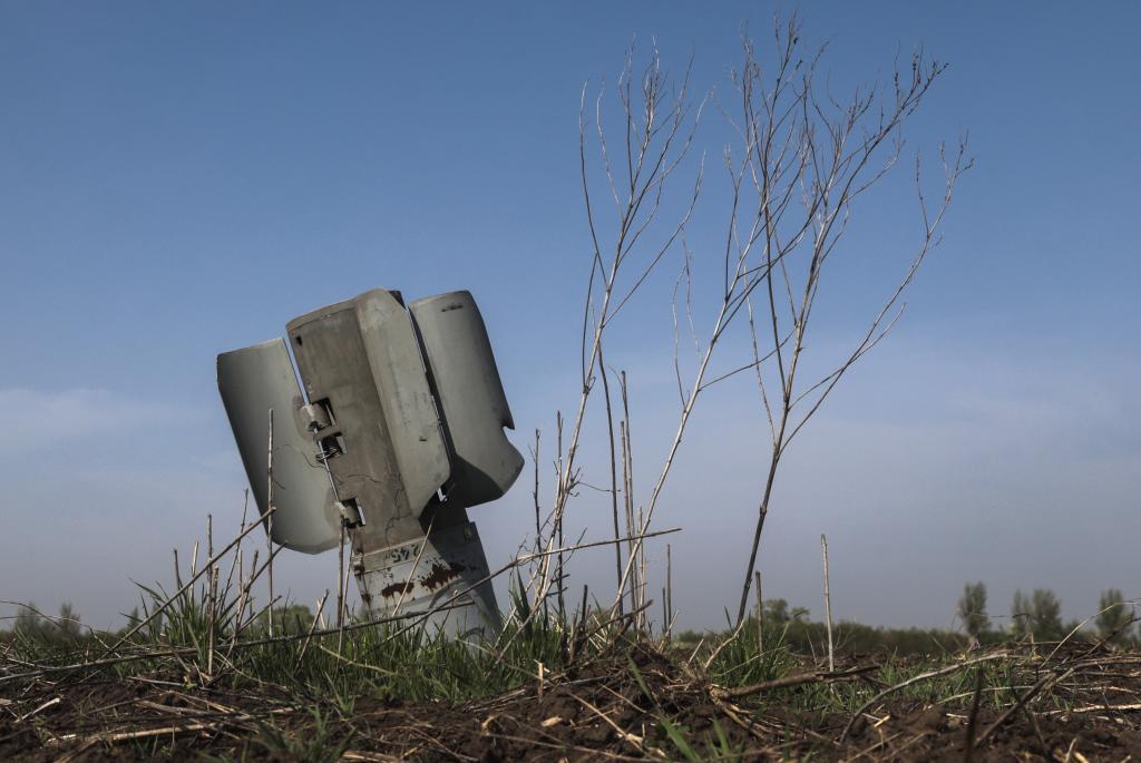 Restos de un cohete autopropulsado en un campo en la zona de Zaporiyia, en Ucrania.