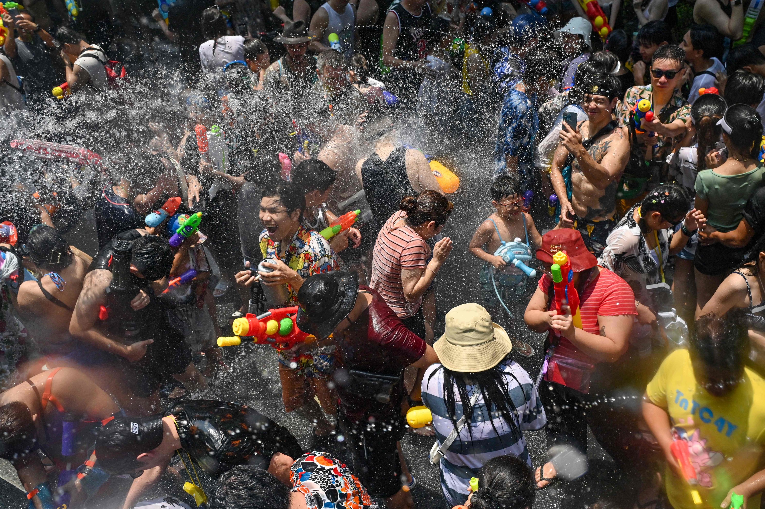 Participantes de peleas masivas de agua el primer da del Songkran, o Ao Nuevo tailands, en Silom Road, en Bangkok, el 13 de abril de 2024.