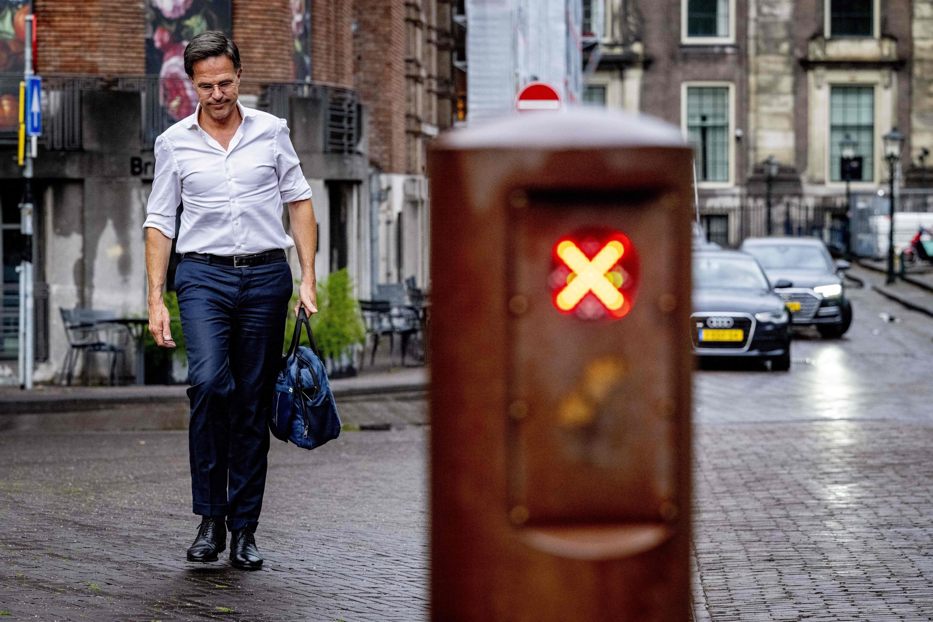 Mark Rutte camina por las calles de La Haya cinco d�as antes de dimitir, el pasado 5 de julio de 2023.