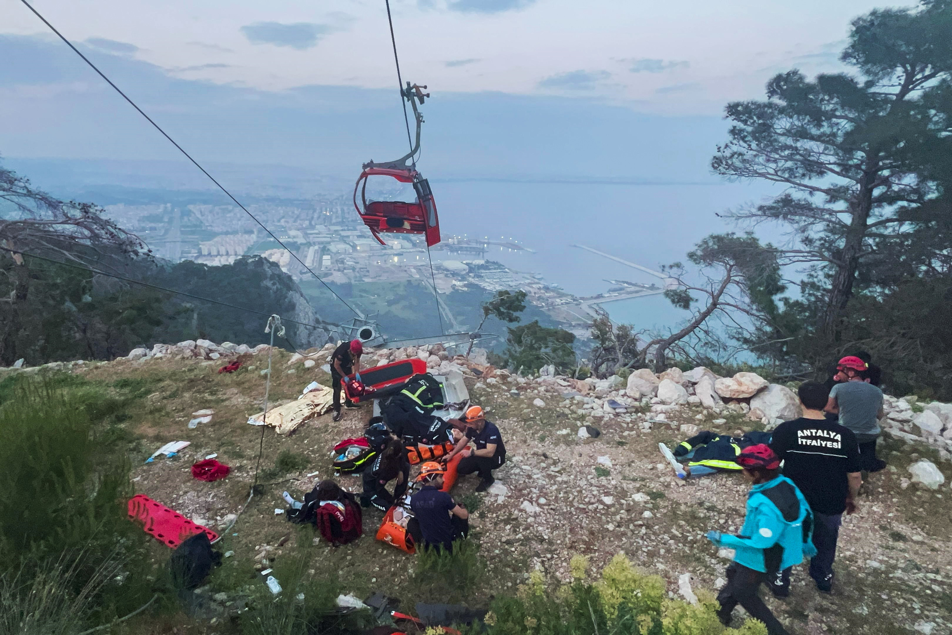 Equipos de rescate con los pasajeros atrapados en Antalya (Turqua).