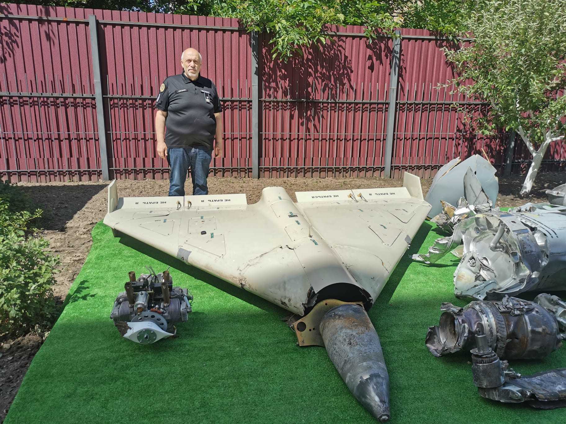 Uno de los investigadores ucranianos de crmenes de guerra, junto a un dron Shahed derribado en Kiev.
