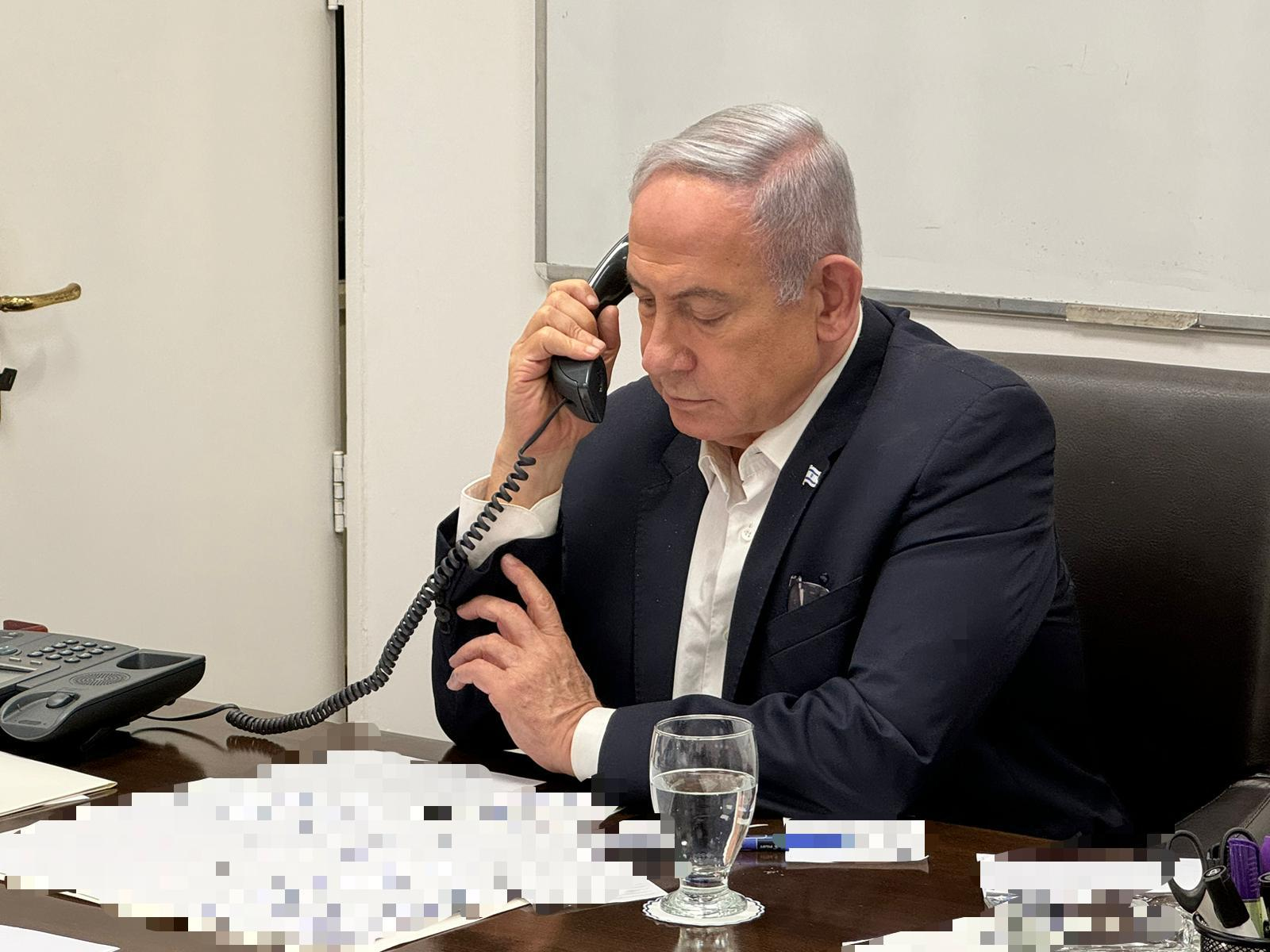 El primer ministro israel, Benjamin Netanyahu, conversa con Joe Biden.